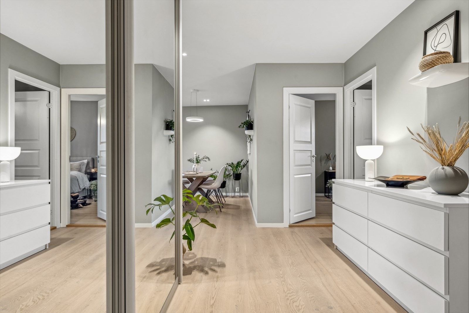 Leiligheten har en gjennomgående og åpen planløsning, noe som sørger for en ekstra åpen romfølelse Galleribilde