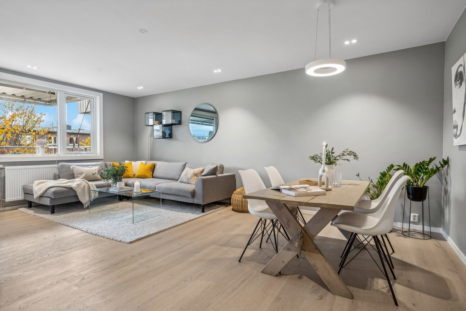 Den flotte leiligheten har en lys og sosial stue av særdeles god størrelse Galleribilde