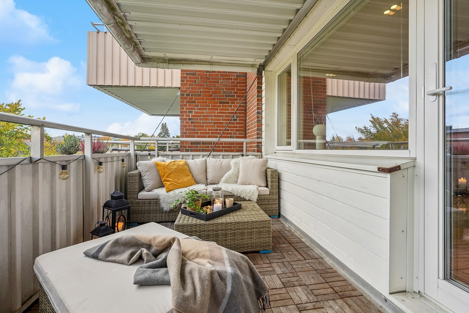 Den gode størrelsen gjør at det er enkelt å møblere med en hyggelig lounge og grill, noe som gjør at den egner seg perfekt for sosiale sammenkomster Galleribilde