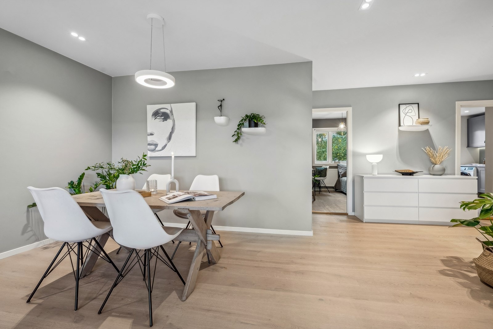 Veggflatene er malt opp i en delikat gråtone, mens de smakfulle gulvflatene består av elegant 1-stavs eikeparkett Galleribilde