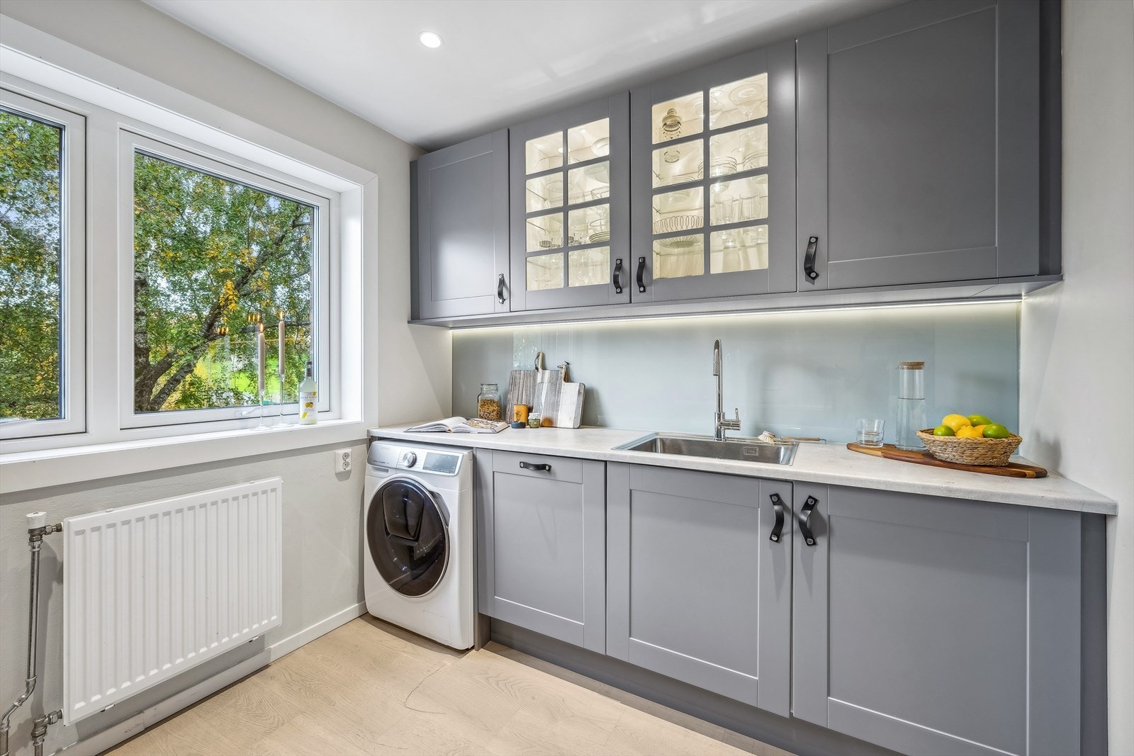 Kjøkkenet er av god størrelse og her har hobbykokken rikelig med boltreplass på den store kjøkkenbenken Galleribilde