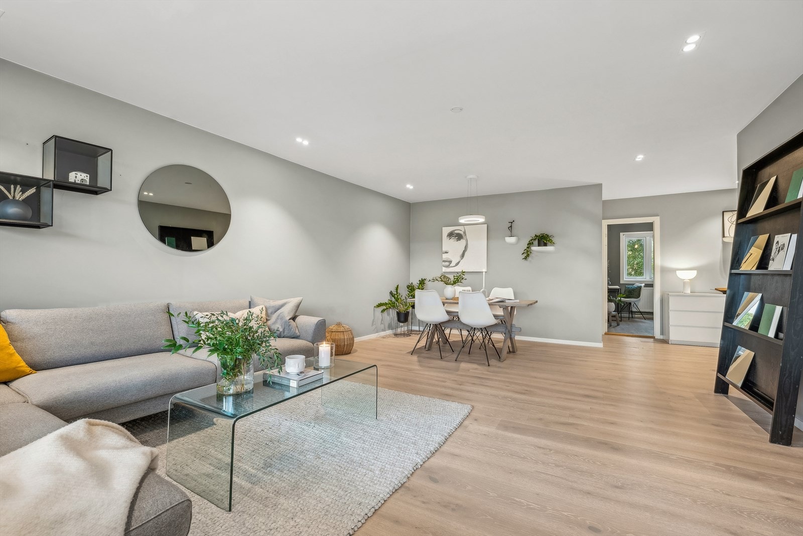 Stuen kan enkelt deles opp i soner og møbleres etter eget ønske, med blant annet stor sofaseksjon med tilhørende møblement, i tillegg til en egen sone med et stort spisestuebord Galleribilde