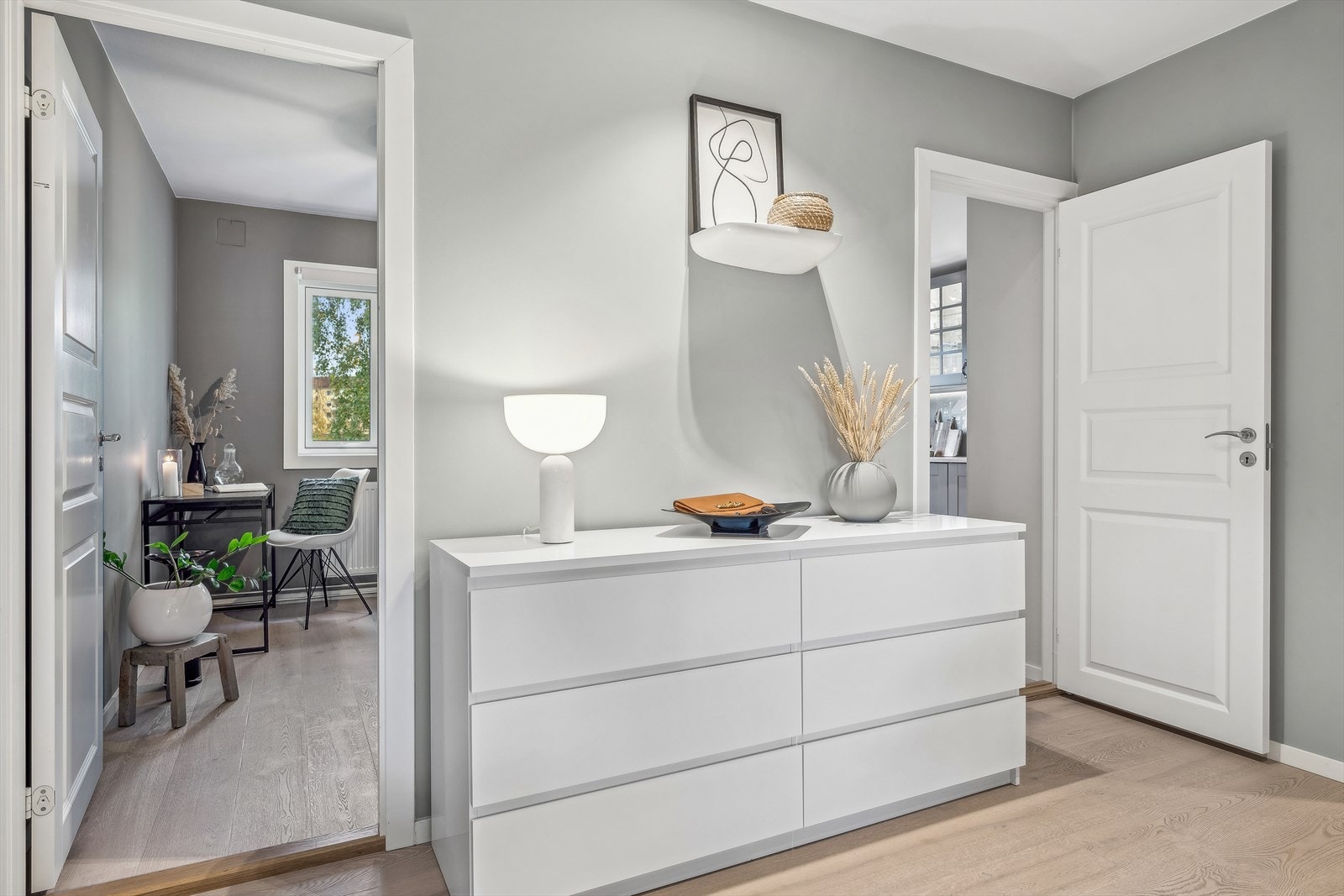 Entréen er leilighetens knutepunkt, og herfra har man adkomst til stue, kjøkken, 2 soveværelser og bad Galleribilde