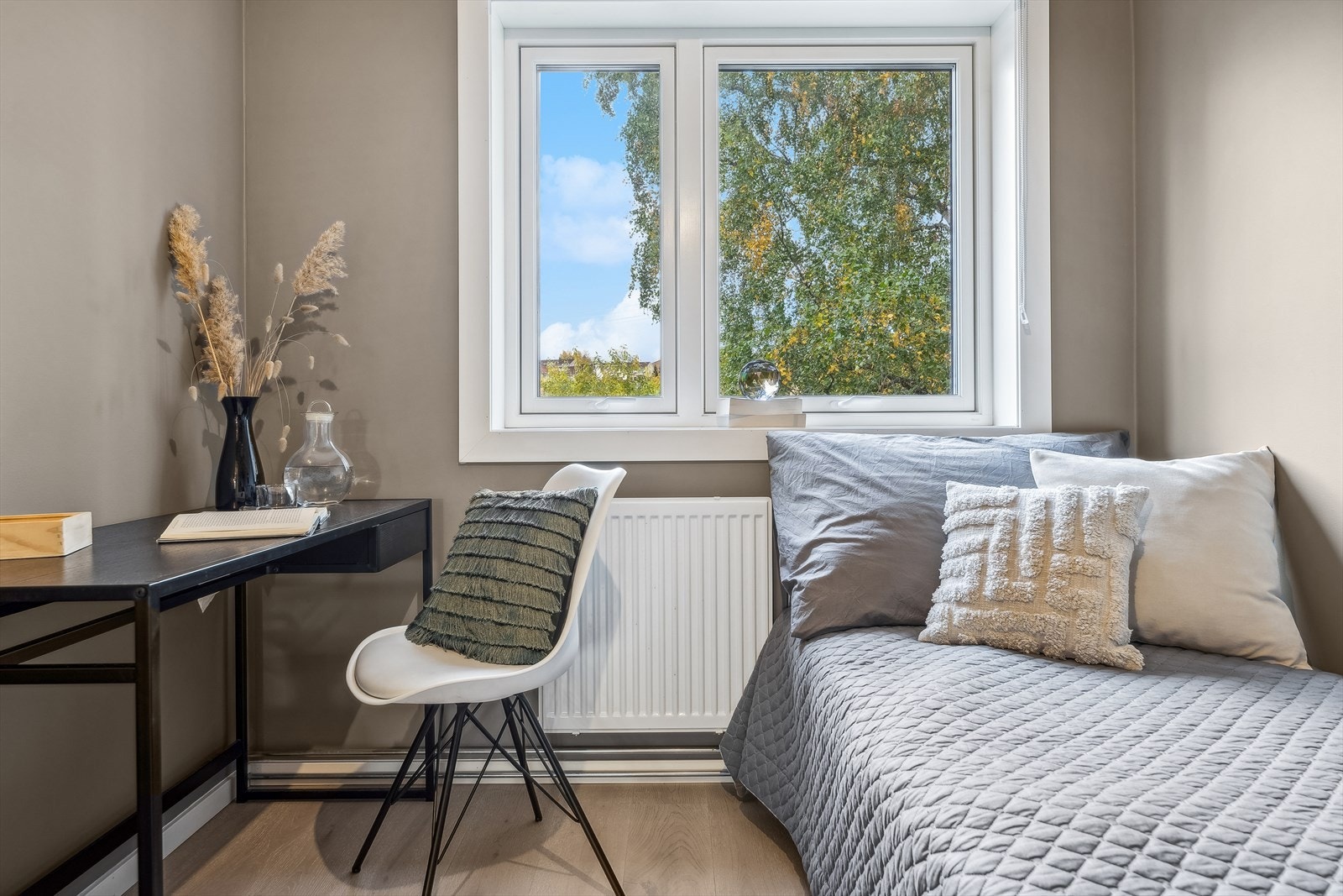 Dersom man ikke har behov for et ekstra soveværelse, egner rommet seg også perfekt som et hjemmekontor Galleribilde