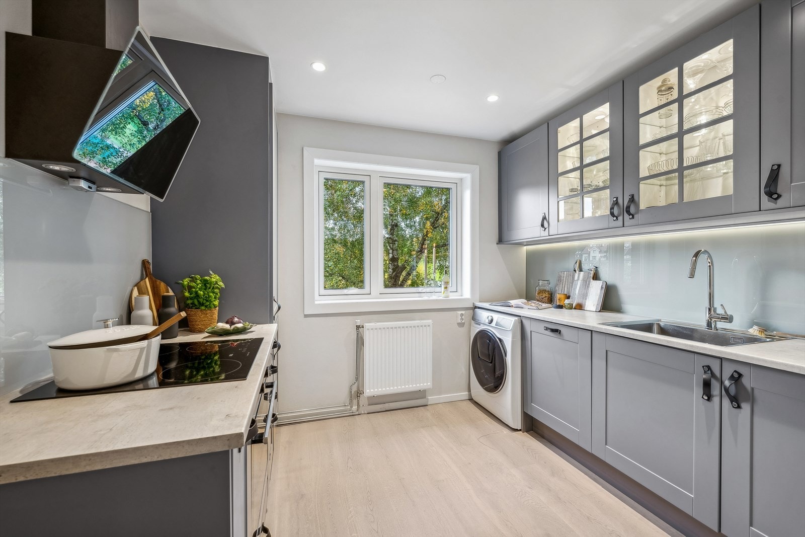 Separat fra stuen ligger et stilfullt og velutstyrt kvalitetskjøkken fra HTH, som ble pusset opp og spesialtilpasset boligen i 2019 Galleribilde