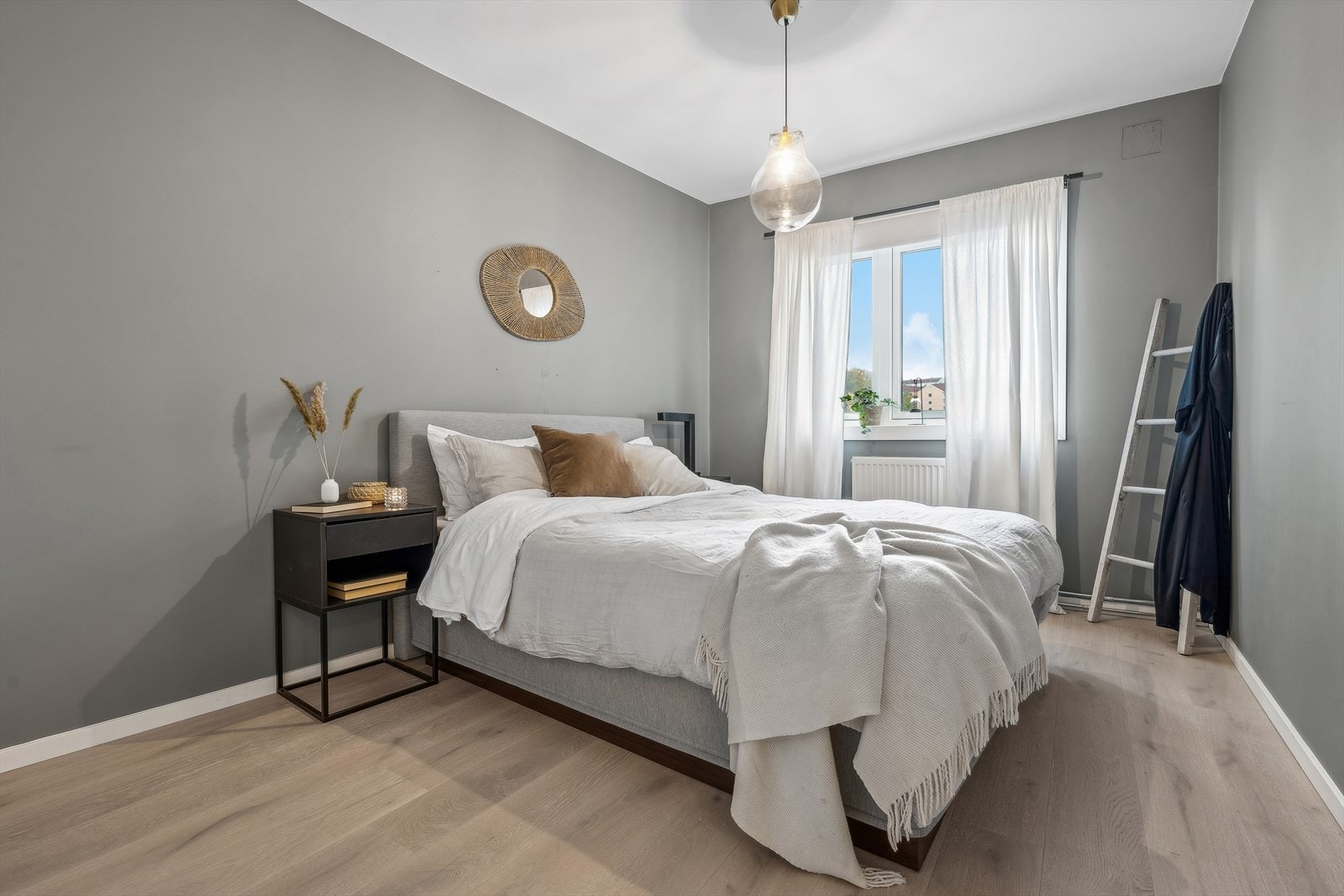 Tiltalende soveværelse av god størrelse som enkelt kan innredes med stor seng og annet interiør - værelset ligger orientert mot rolige omgivelser Galleribilde