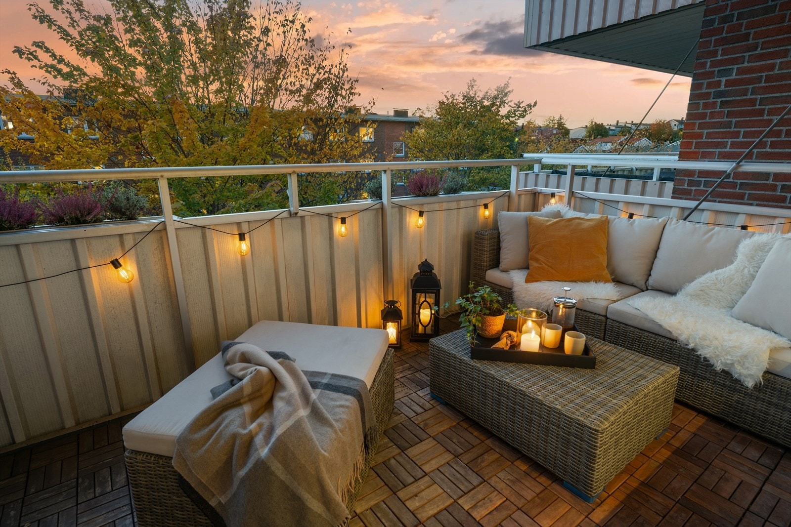 Balkongen har overbygg og selv i dårlig vær kan man trekke ut og nyte frisk luft Galleribilde