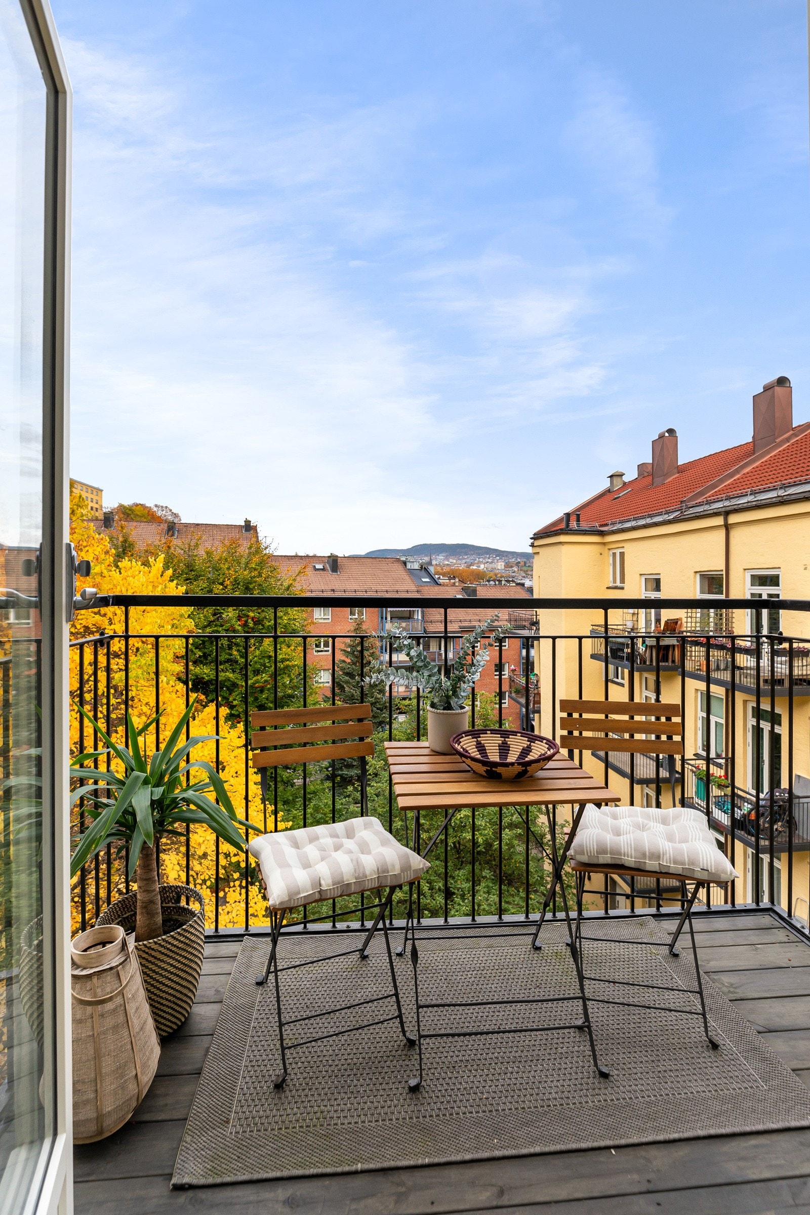 Balkongen vender mot indre, rolig gårdsrom med morgensol Galleribilde