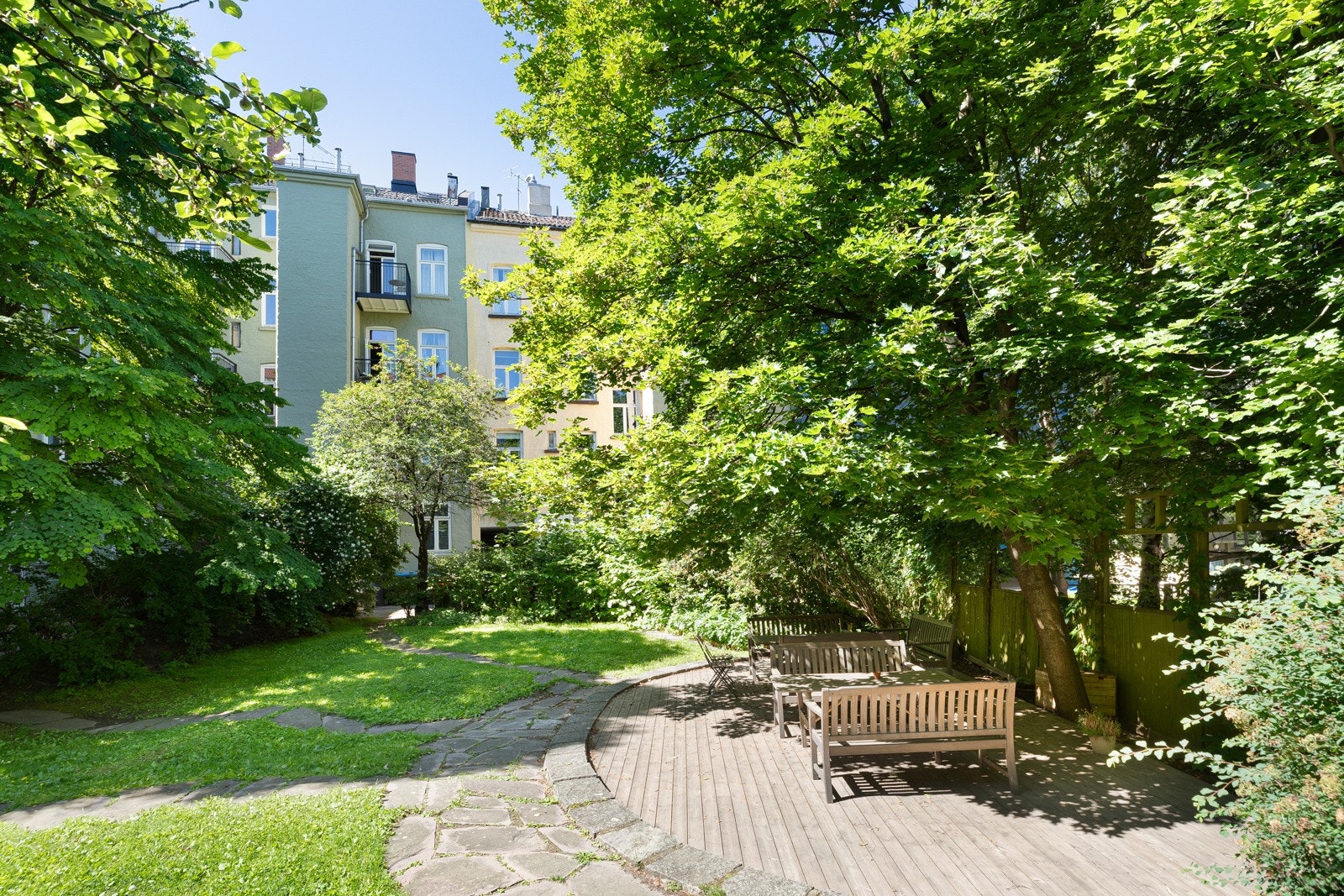 Bakgården på sommerstid Galleribilde