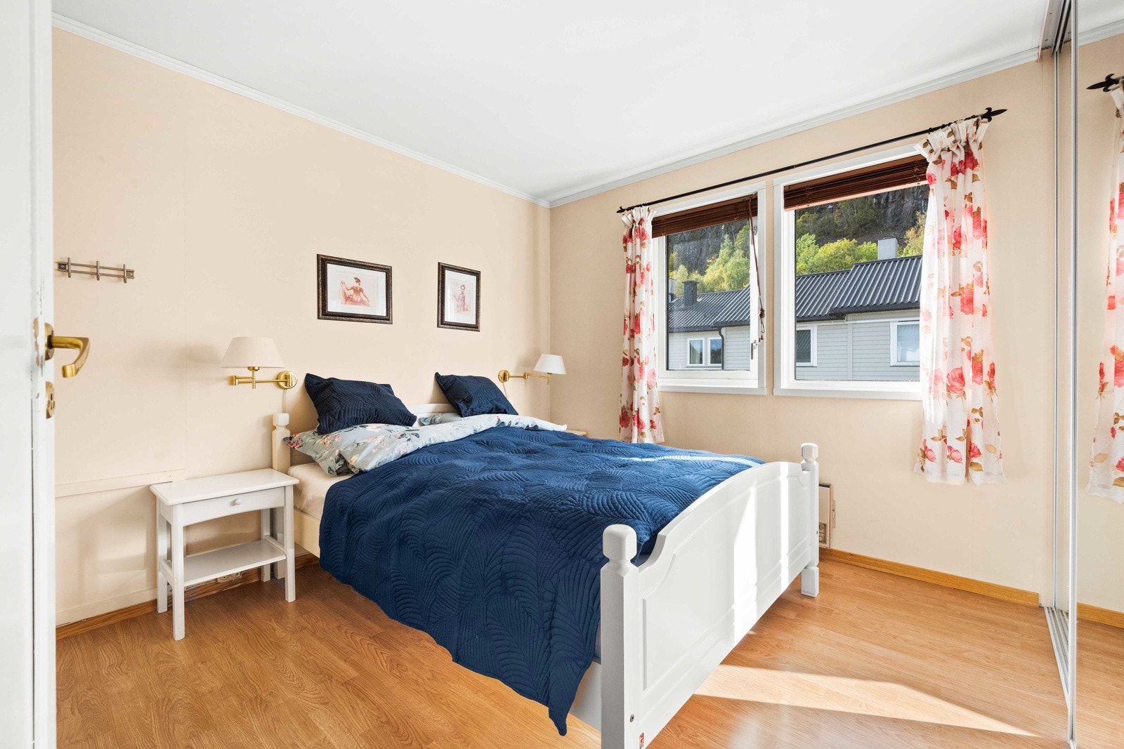 Etasjen byr på tre gode soverom. Hovedsoverommet har god plass til dobbeltseng med nattbord på hver side Galleribilde