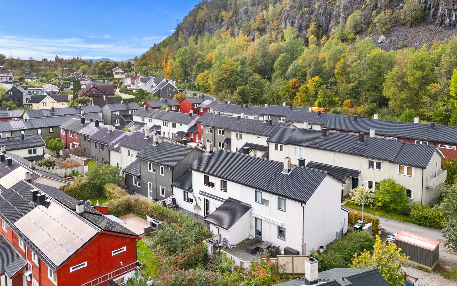 Huseierforeningen har fellesområder opparbeidet med blant annet asfalterte internveier, sitteplasser, plenarealer og diverse beplantning Galleribilde