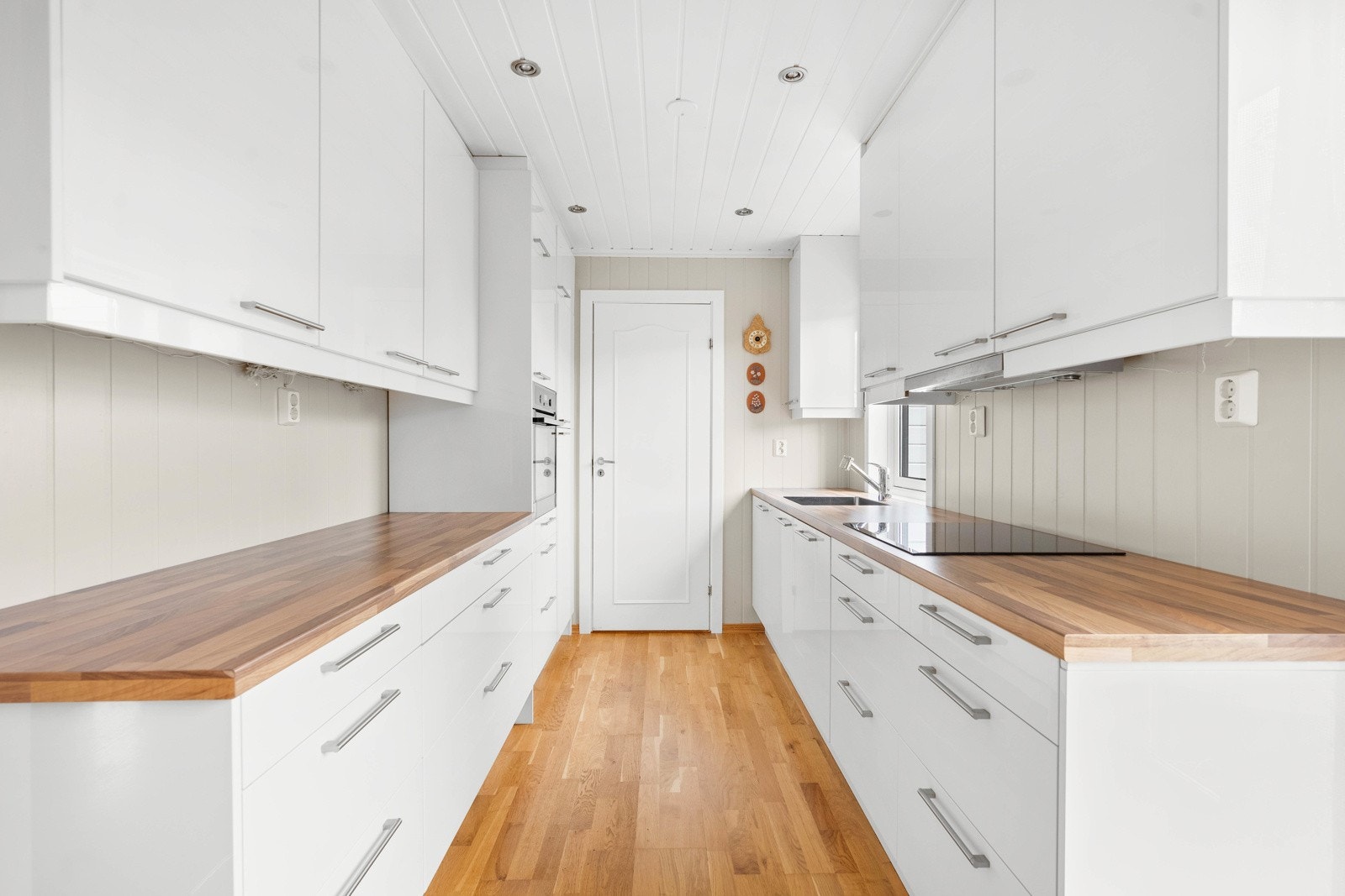 Videre er kjøkkenet utstyrt med integrert kjøleskap med frysedel, komfyr, oppvaskmaskin og nedfelt induksjonsplatetopp. Varmtvannsbereder på 117 liter fra 2013 er plassert under overskap Galleribilde