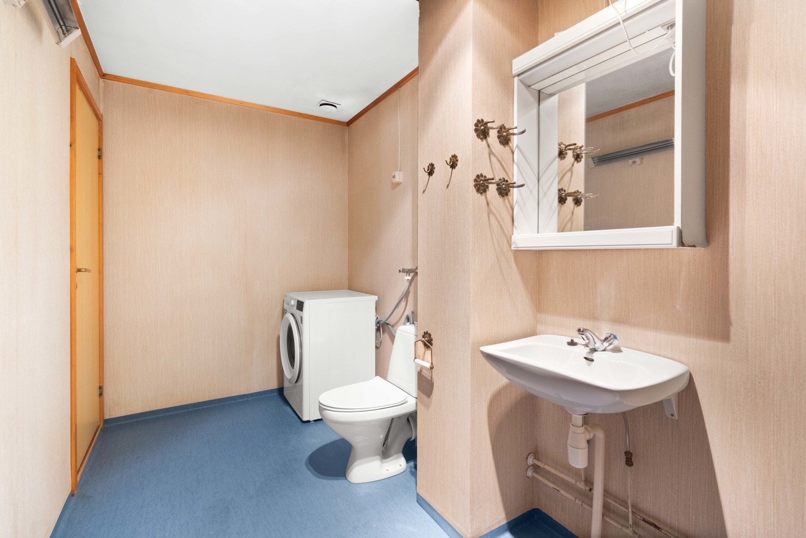 Baderom fra byggeår med belegg på gulv og tapet på vegger. Opplegg for vaskemaskin Galleribilde