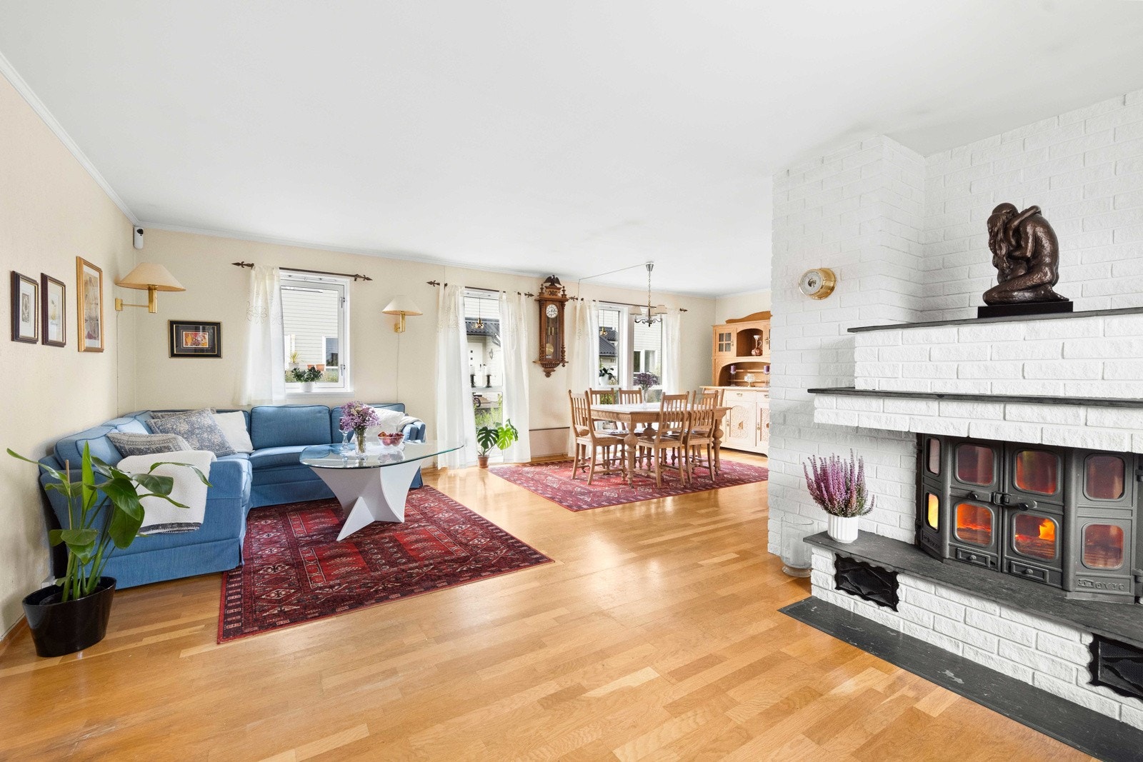 Huset har behov for oppussing, men har potensiale til å bli et innbydende hjem for familien Galleribilde