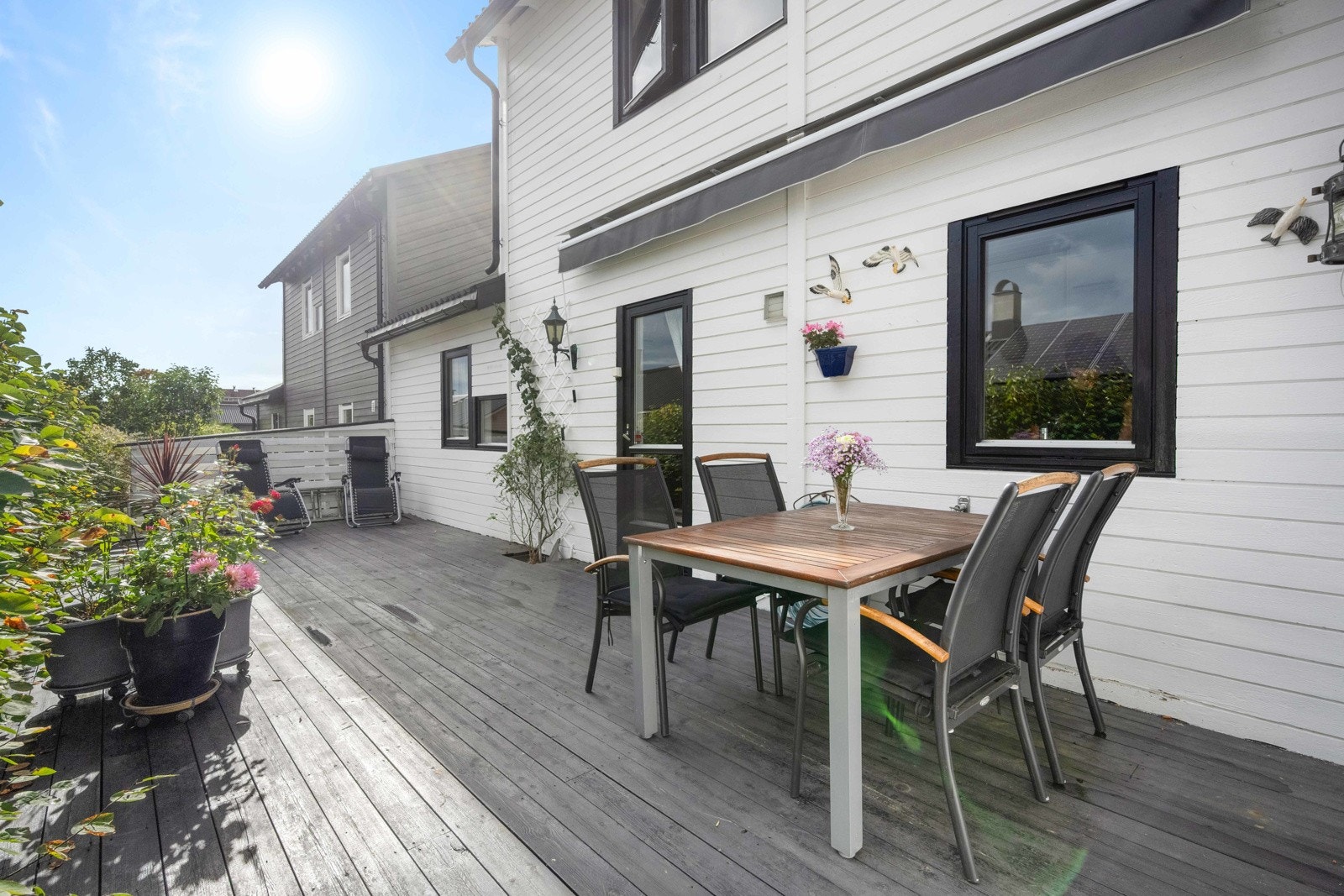 Kjøkkenet har utgang til en flott terrasse mot øst på ca 35 m2 og med god plass til både loungegruppe, spisebord, grill m.m Galleribilde