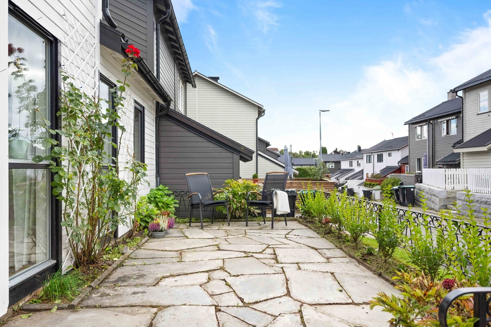 Huset byr på to fine uteplasser, én på hver side av boligen. Ved inngangspartiet og med utgang fra stuen er det adkomst til en vestvendt steinbelagt uteplass på ca 14 m2 med sol til ca kl 18.30 sommerstid Galleribilde