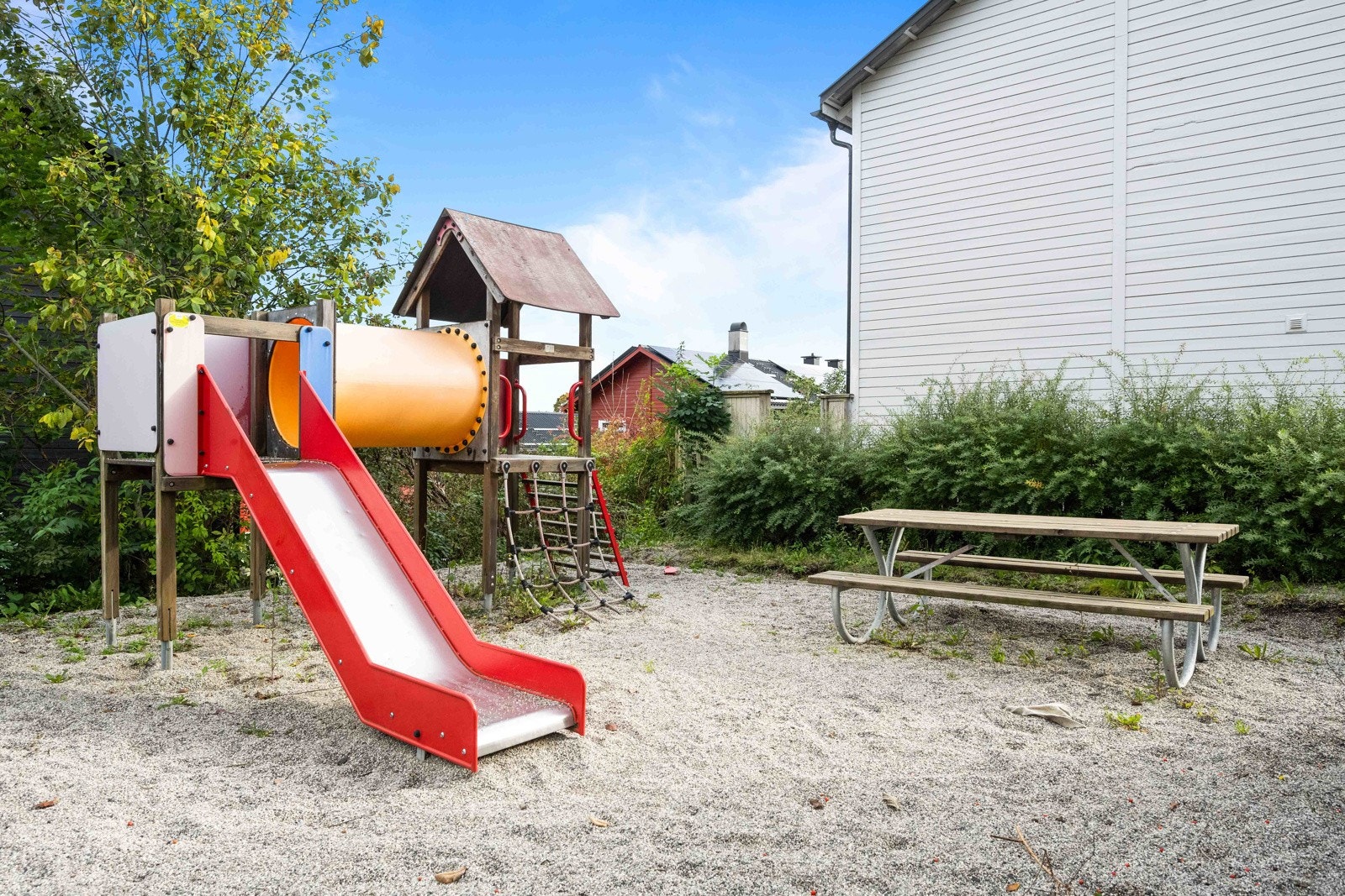 Det er opparbeidet flere lekeplasser i området og barna kan løpe rundt i bilfrie og trygge omgivelser Galleribilde