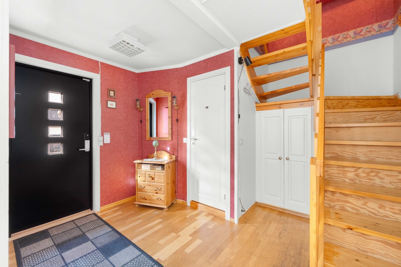 Huset har entrédør med innfelte glassfelt og smartlås Galleribilde