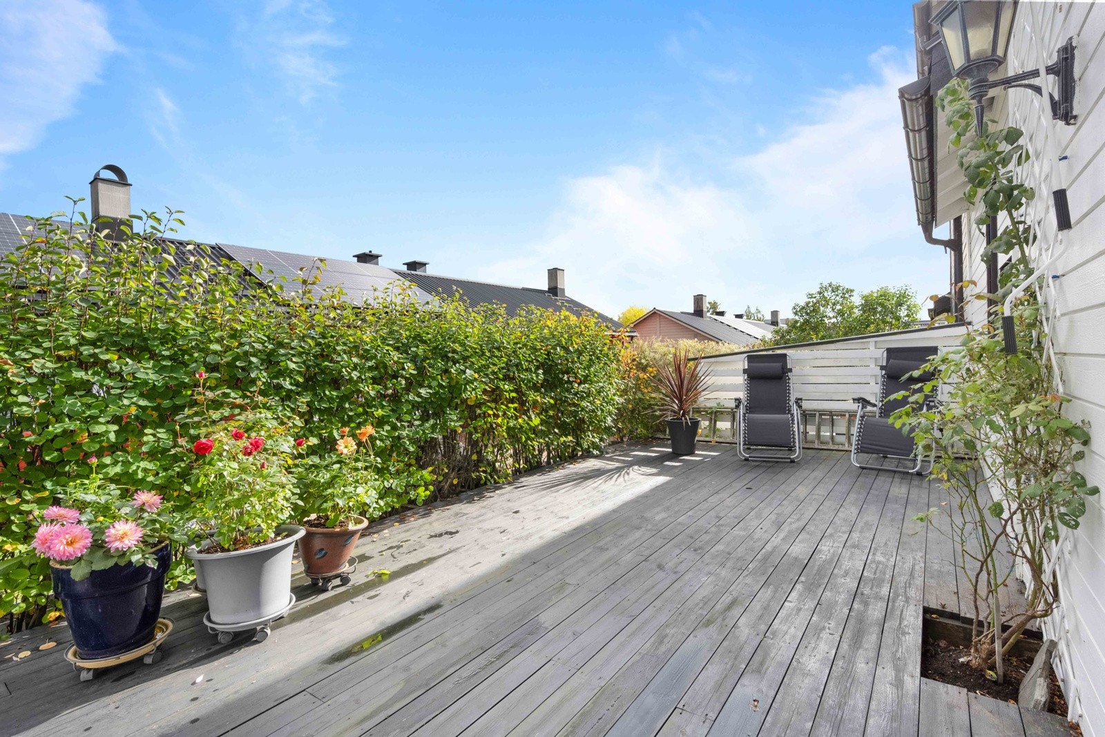 I front er uteplassen avskjermet med hekk og det er montert markise som kan skygge for solen på de varmeste sommerdagene Galleribilde