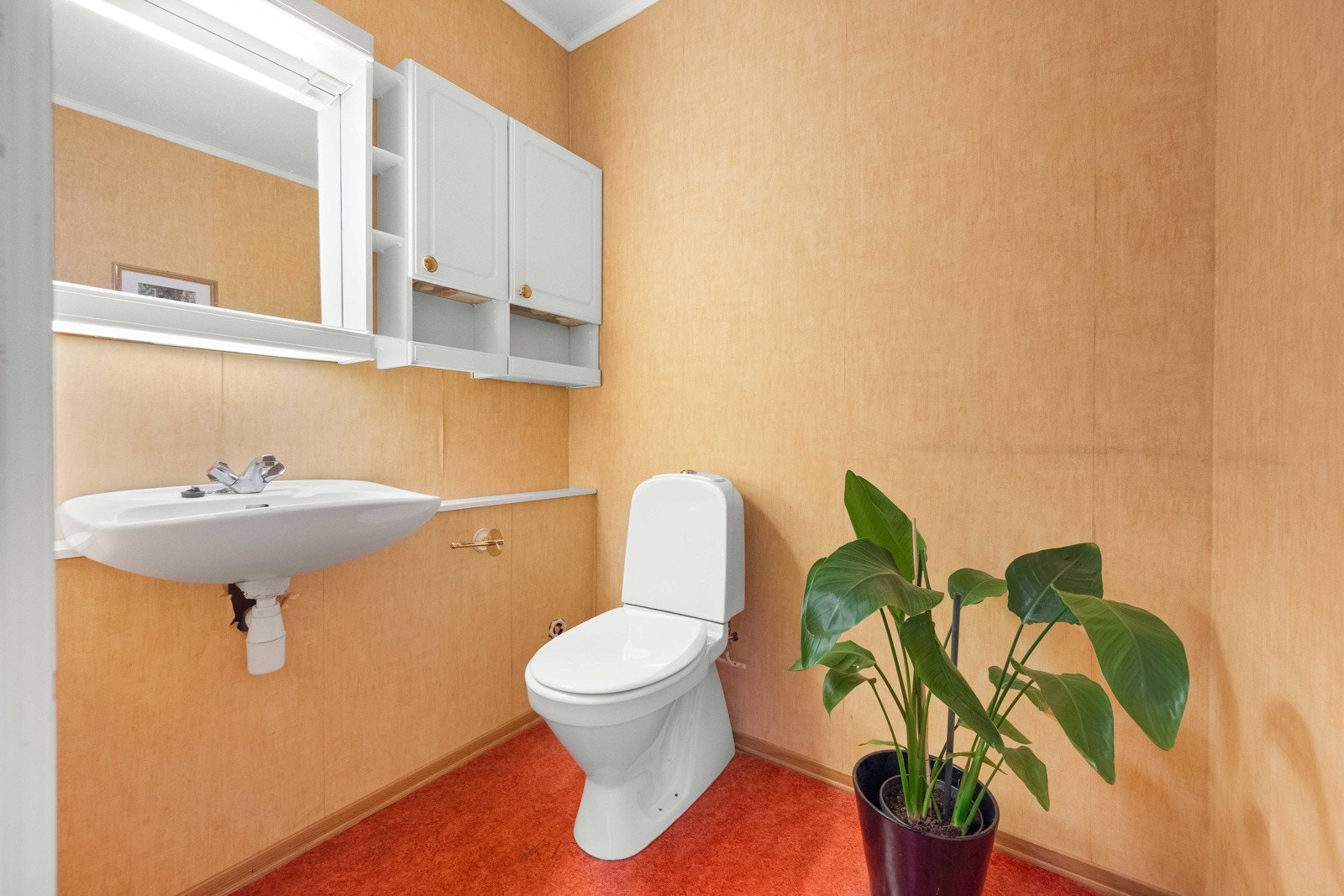 Praktisk toalettrom fra byggeår med gulvbelegg og tapet på veggene Galleribilde