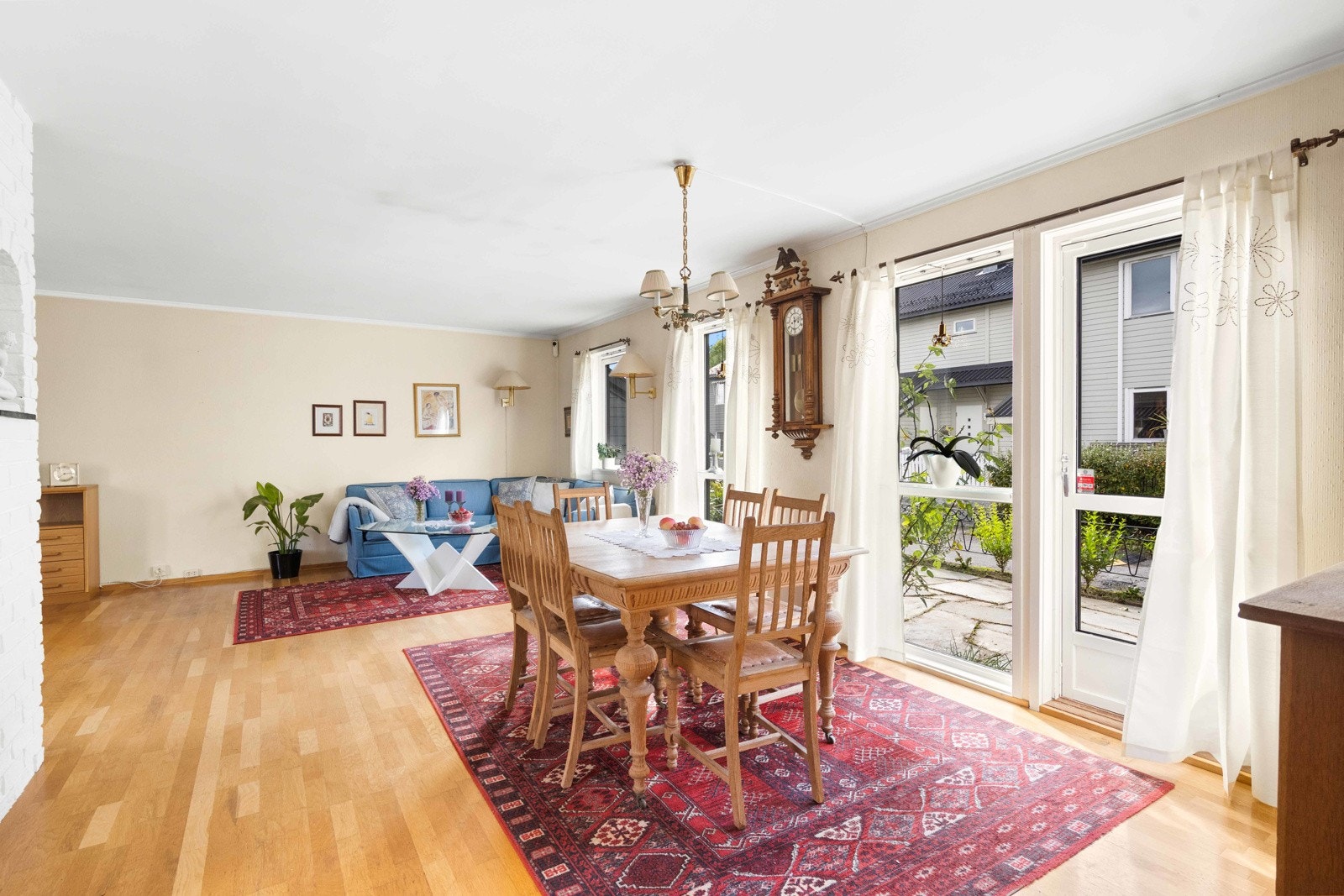 Boligen går over 2 plan og byr på en praktisk, familievennlig planløsning Galleribilde