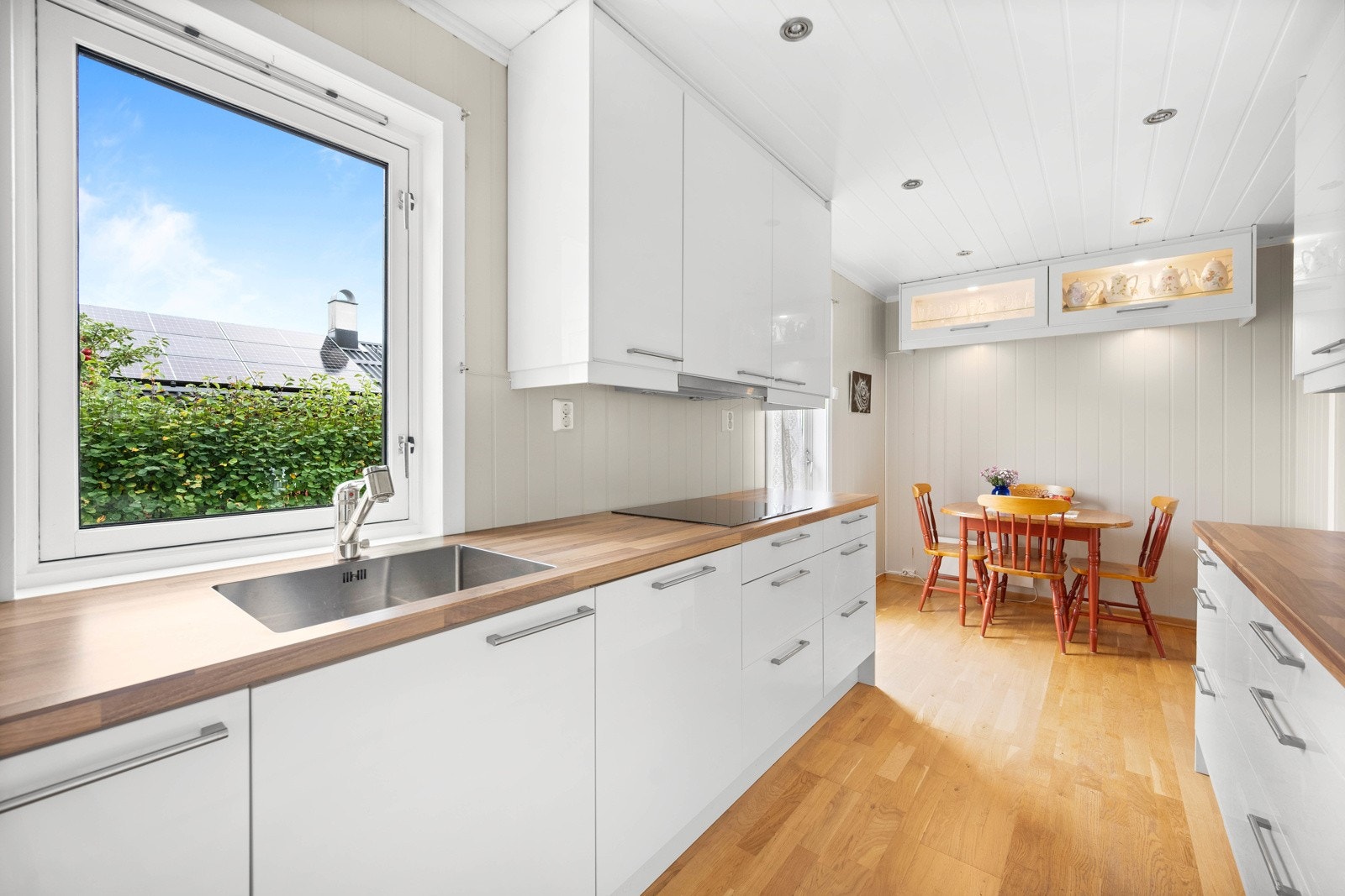 Innredningen har slette fronter og benkeplate i laminat Galleribilde