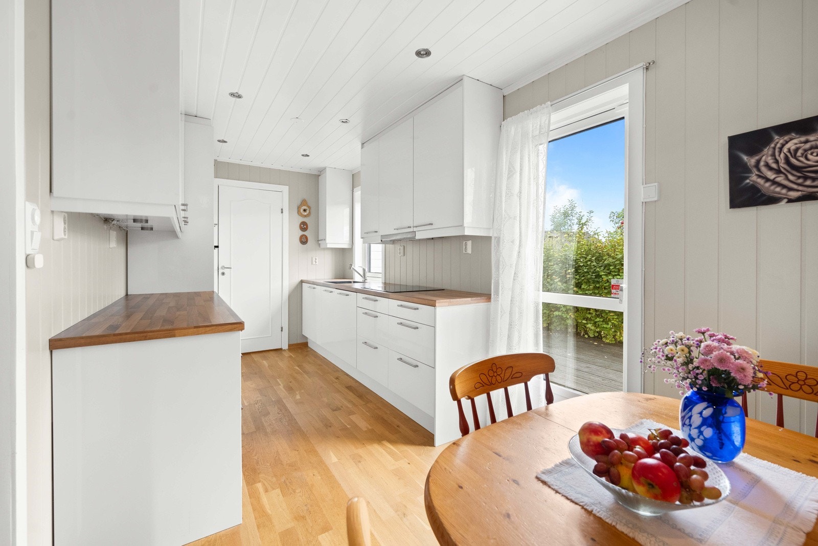 Innenfor kjøkkenet er det også en praktisk innvendig bod Galleribilde