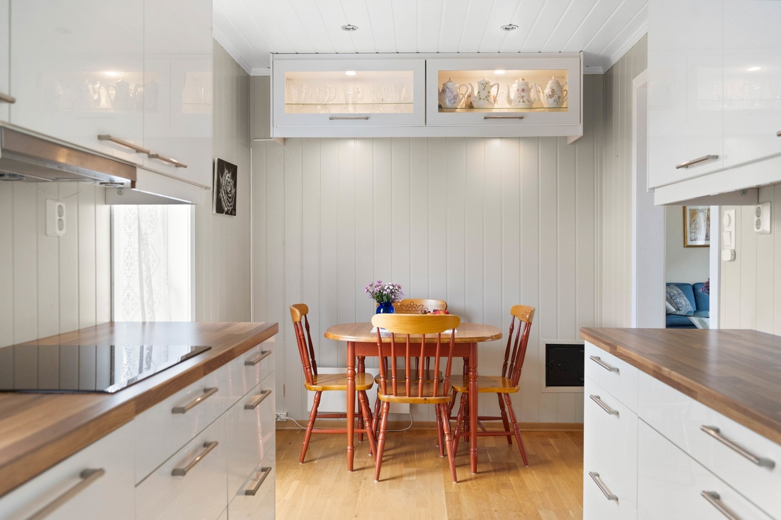 Boligens kjøkkeninnredning er fra rundt 2019. Rommet har parkett på gulv og det er downlights i himling Galleribilde