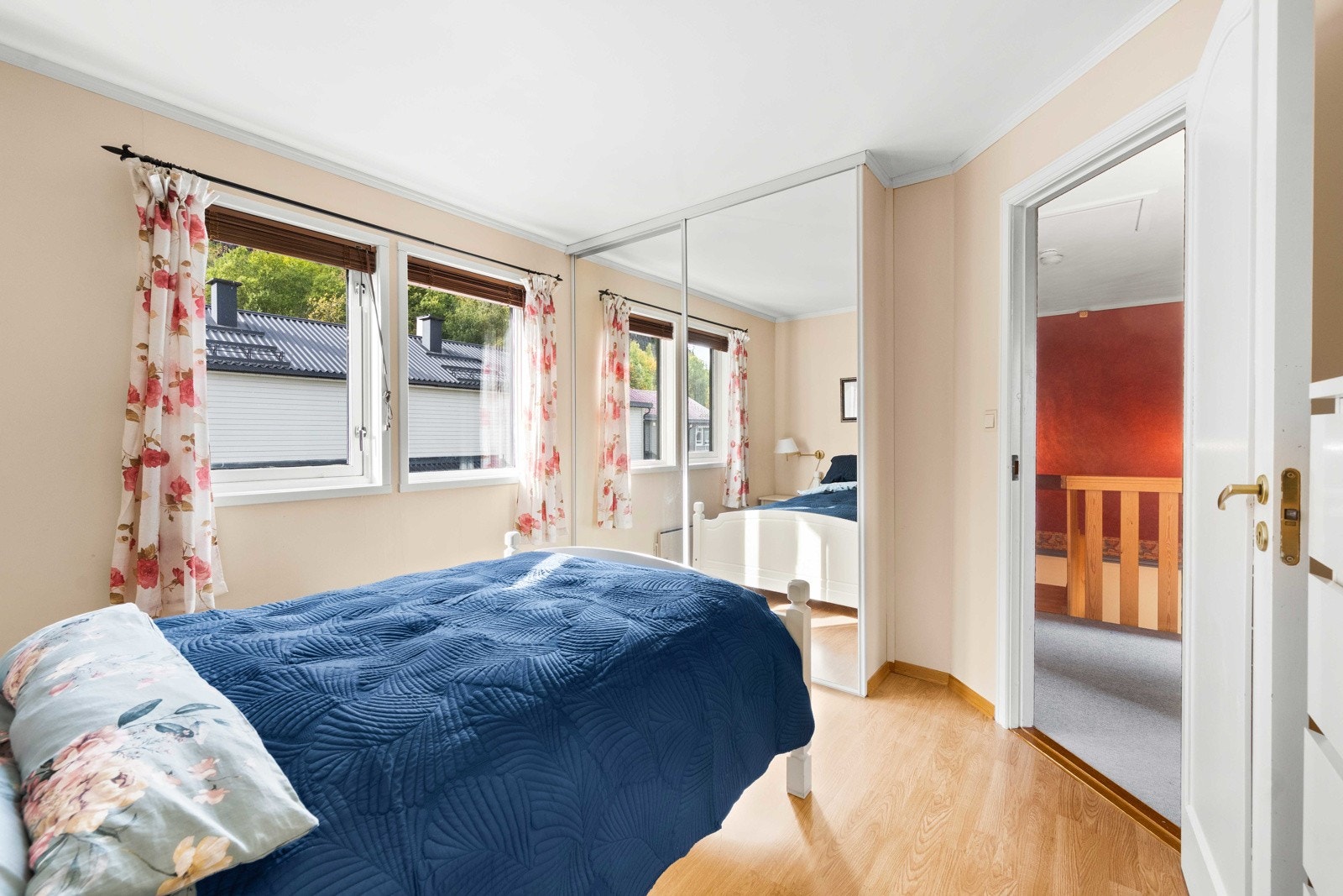 Her er det innredet med skyvedørsgarderobe Galleribilde