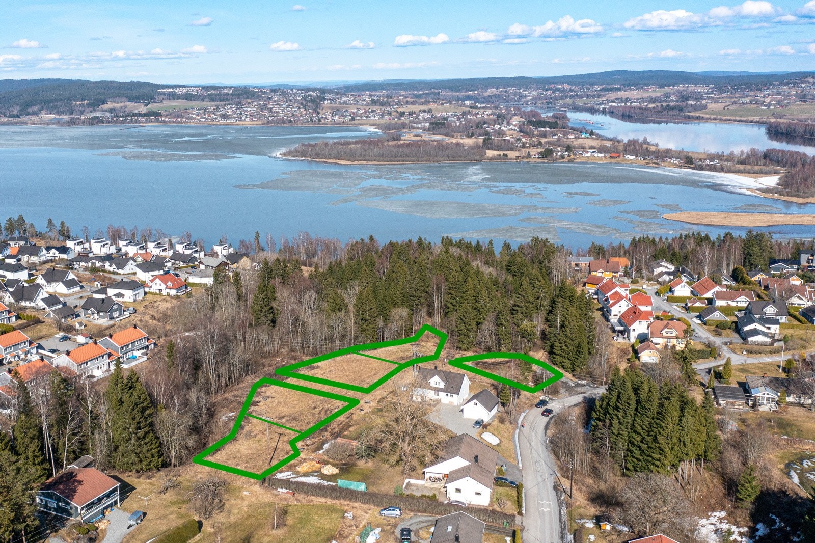 Tomtene har fin beliggenhet i rolig område. Galleribilde
