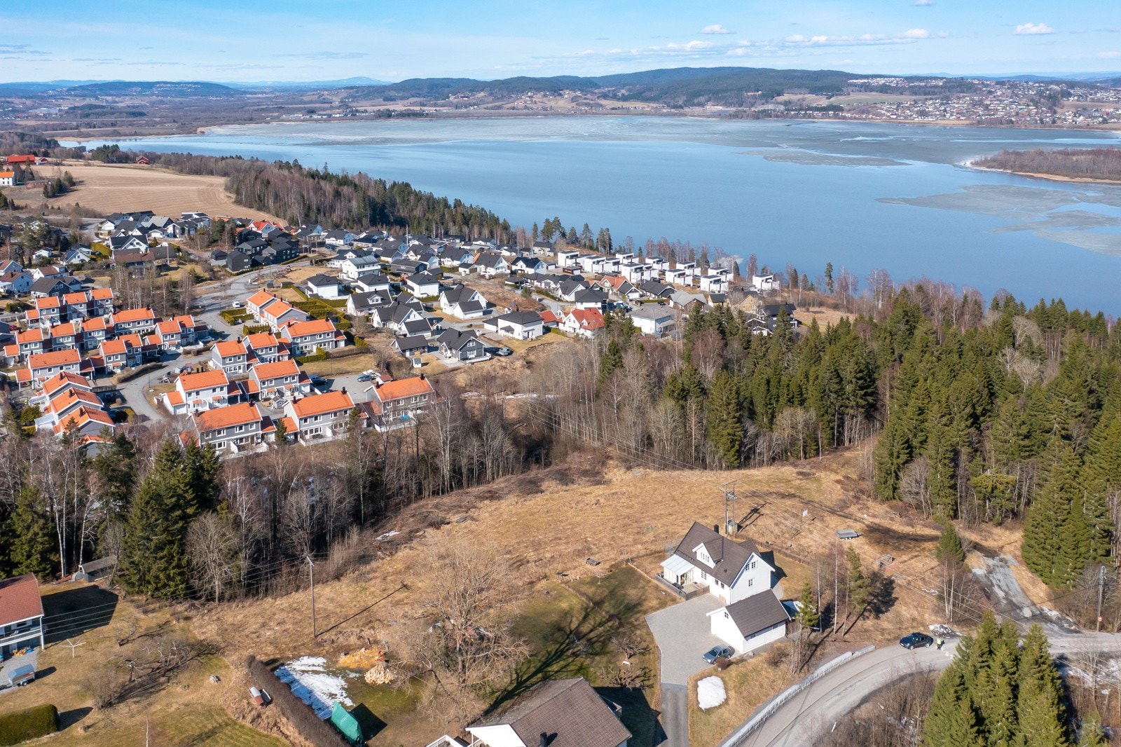 Ferdig regulert tomteområde i etablert boligfelt på Smestad. Luftstrekk over tomten er godkjent lagt i bakken. Galleribilde