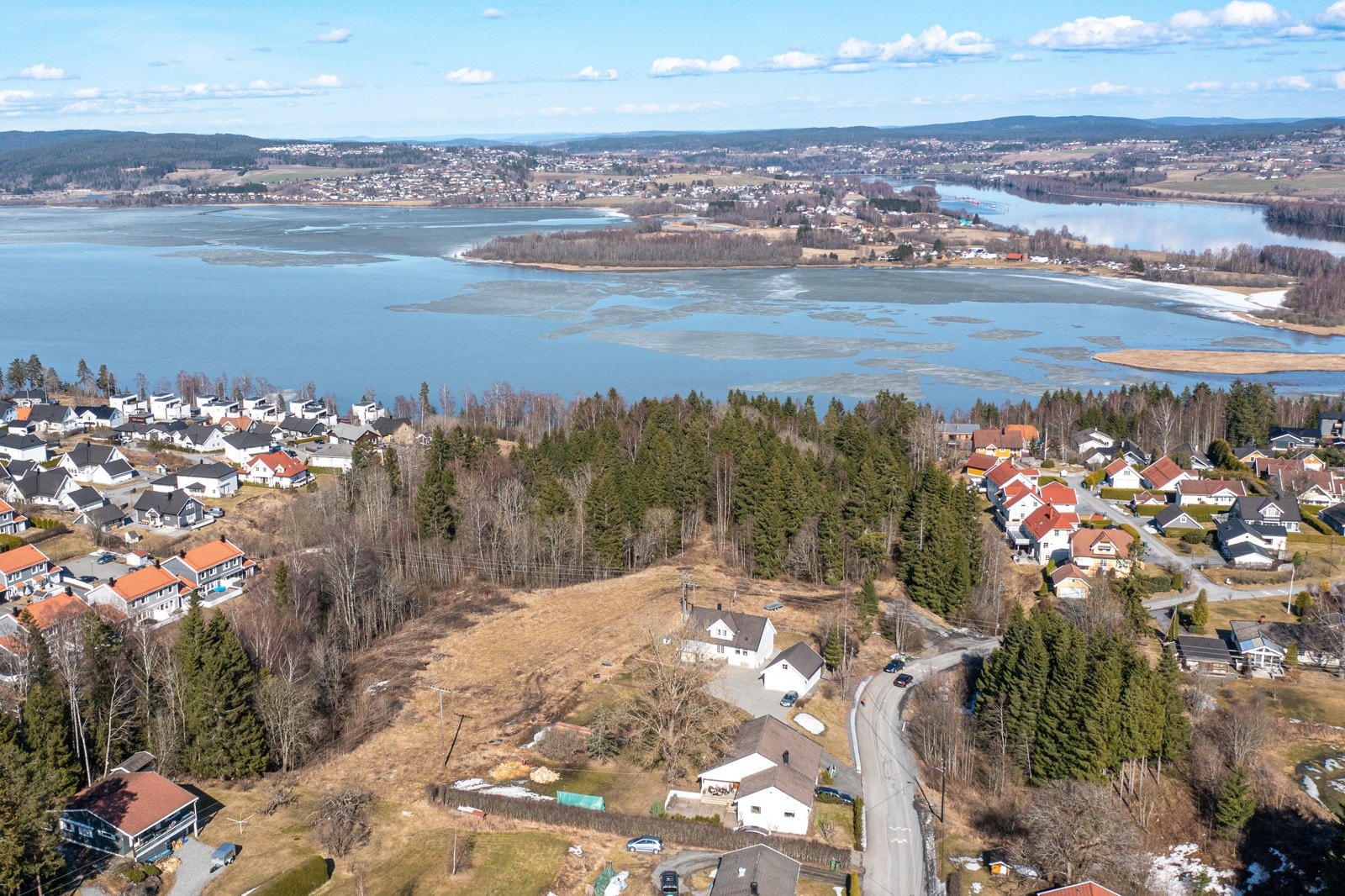 Solrike og store tomter som gir mange muligheter i forbindelse med utbygging. Galleribilde