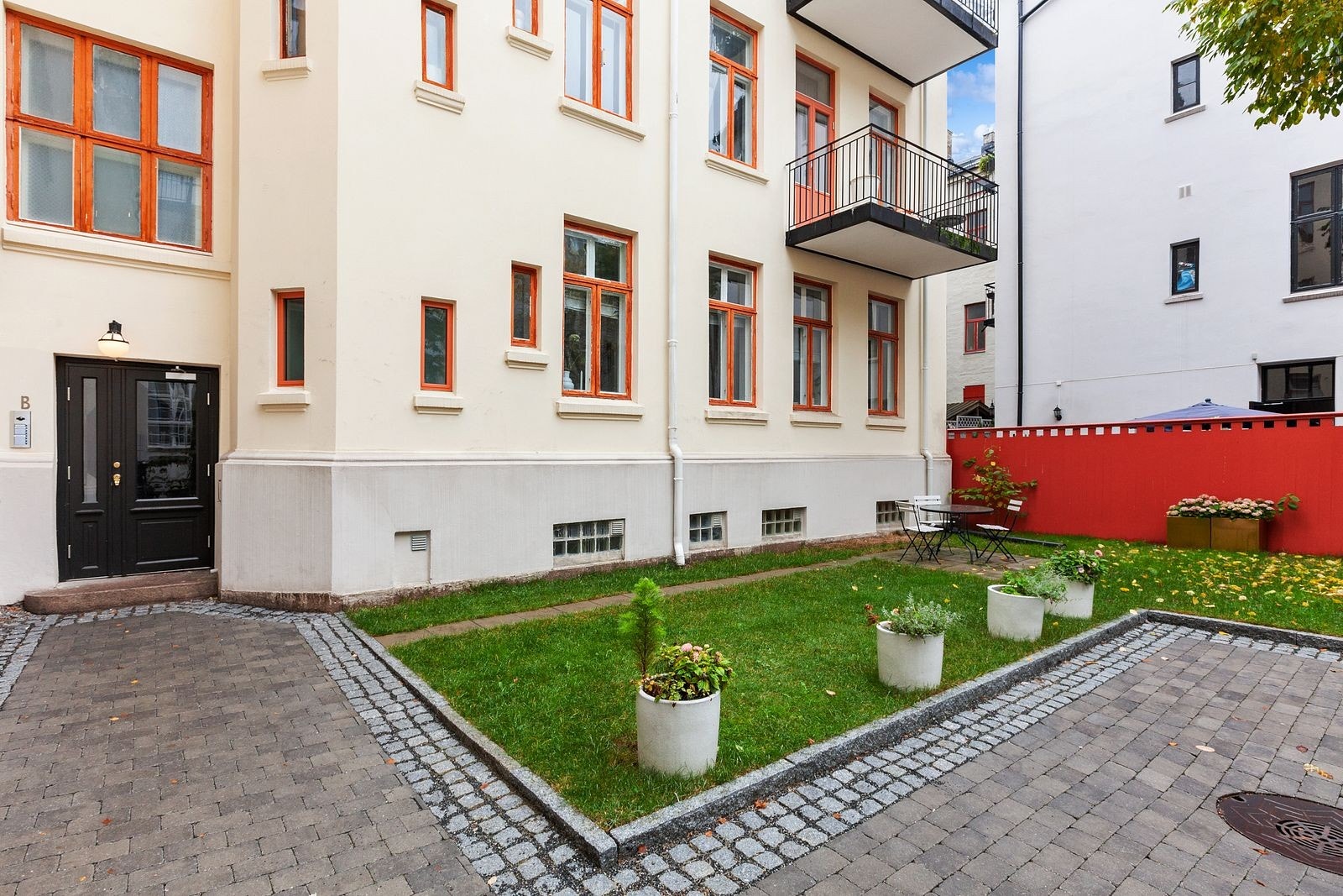 Trivelig bakgård med gressplen og sittegrupper Galleribilde