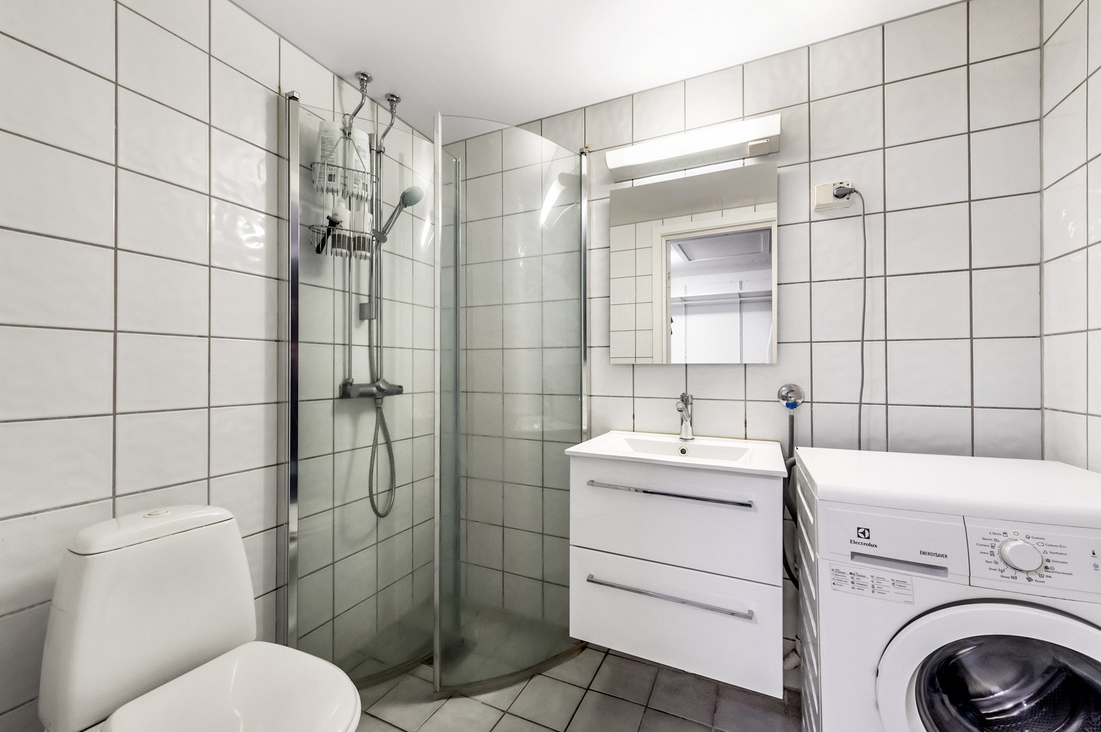 Flislagt bad med vaskemaskin Galleribilde