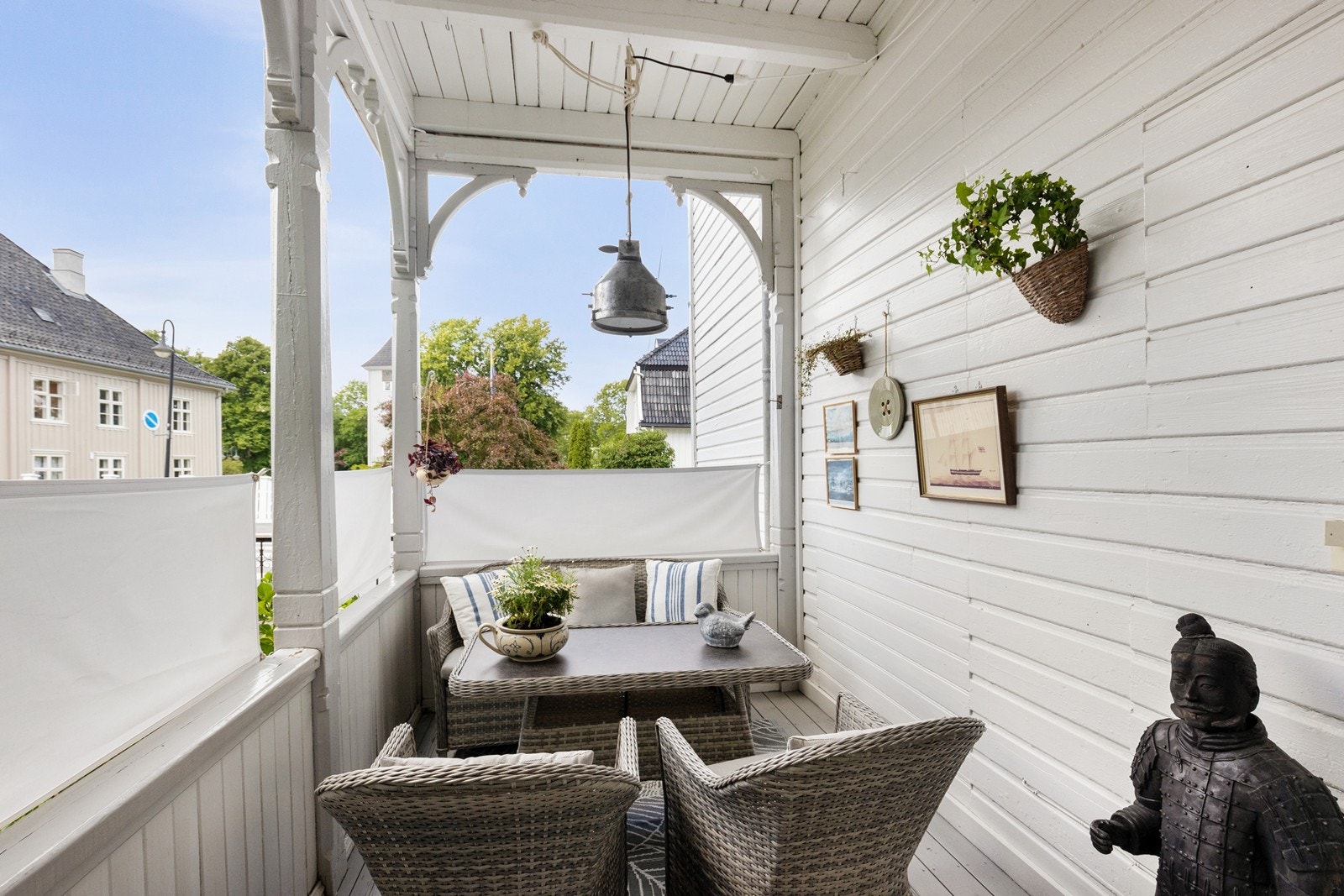 Overbygget og skjermet terrasse med fin plass til sittegruppe. Galleribilde