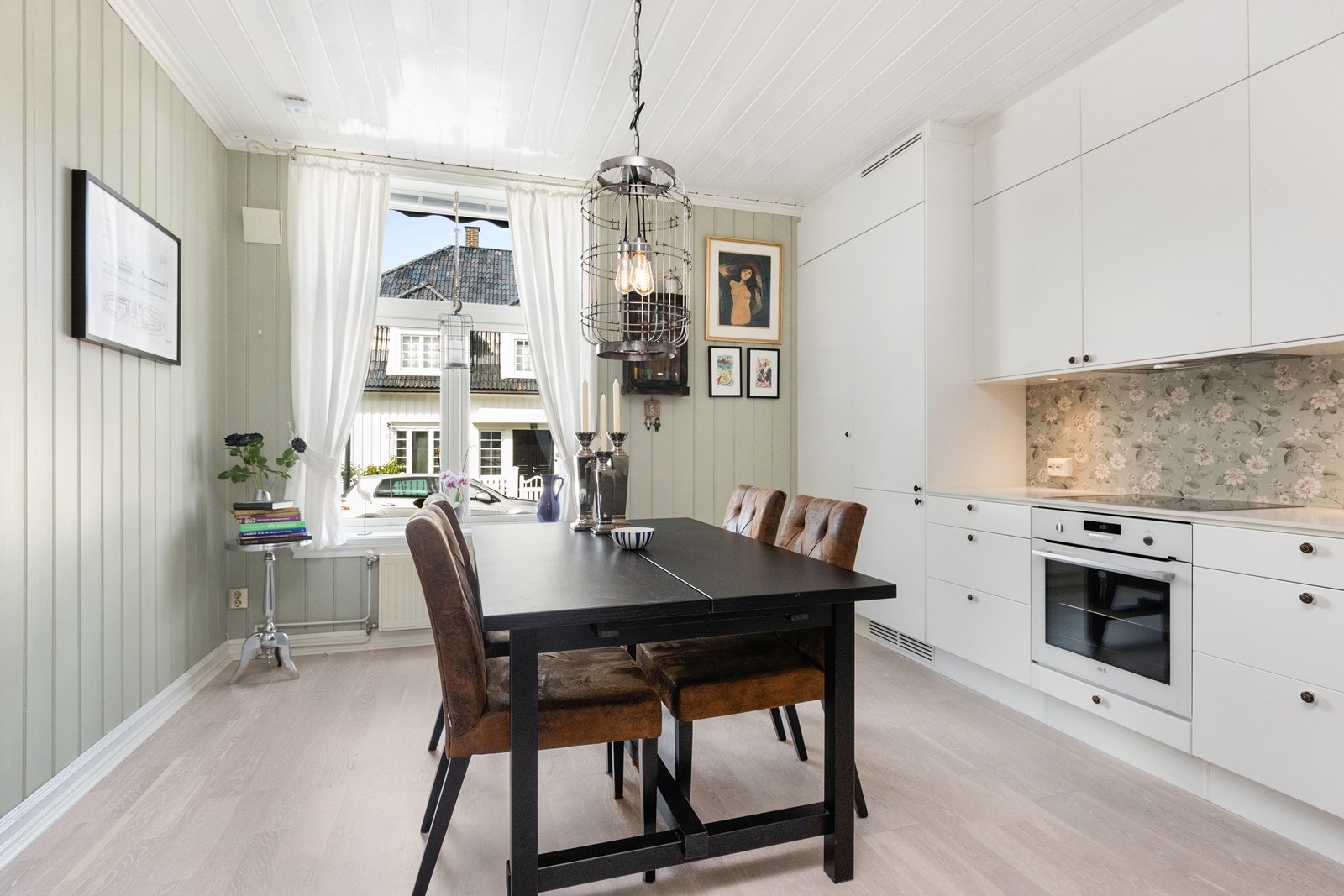 Kjøkkenet er utstyrt med lys glatt takhøy innredning, kompositt benkeplate med tapet under overskap. Integrert utstyr som oppvaskmaskin, komfyr, kjøleskap, fryseskap og platetopp. Galleribilde
