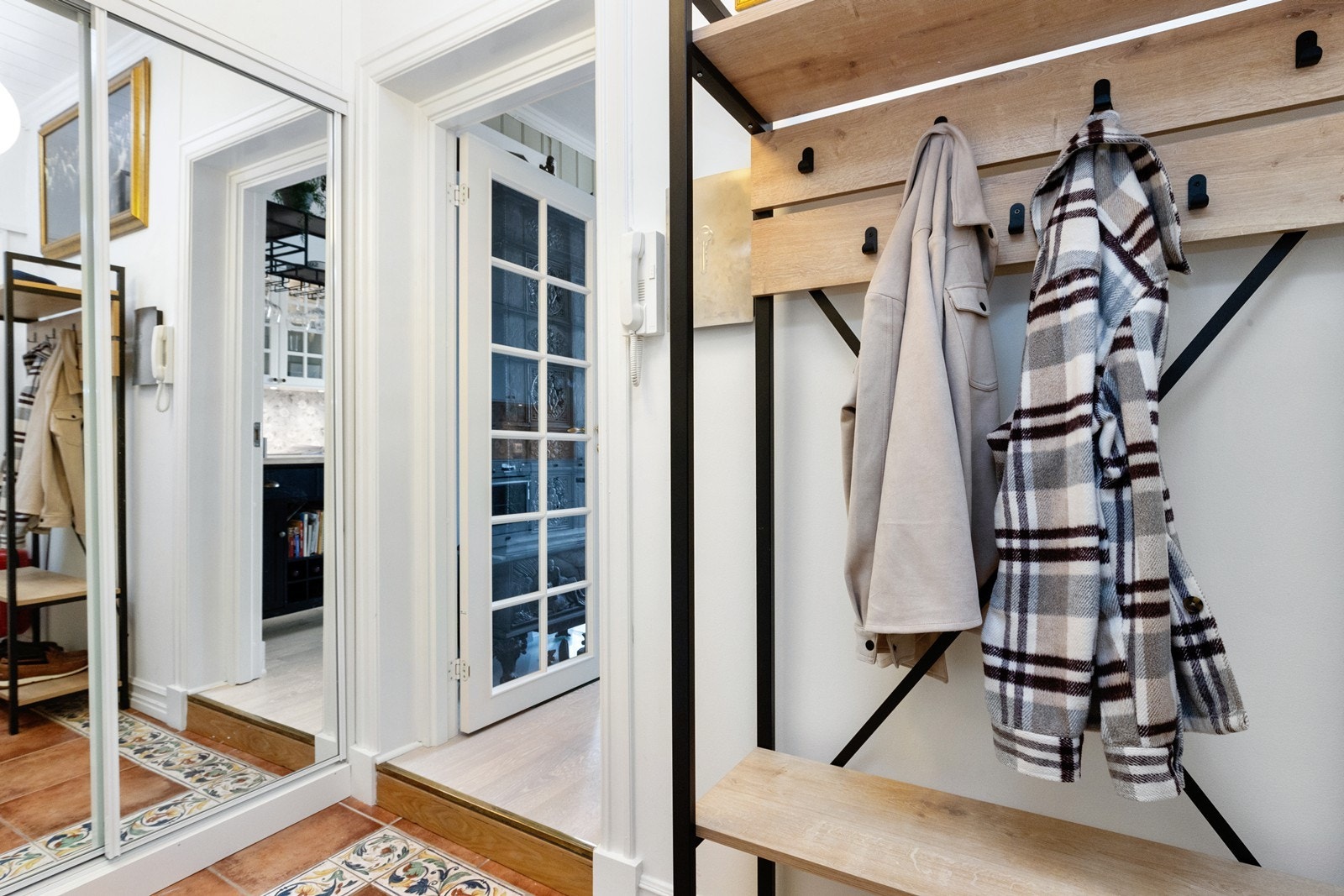 Entré innredet med skyvedørsgarderobe. Galleribilde
