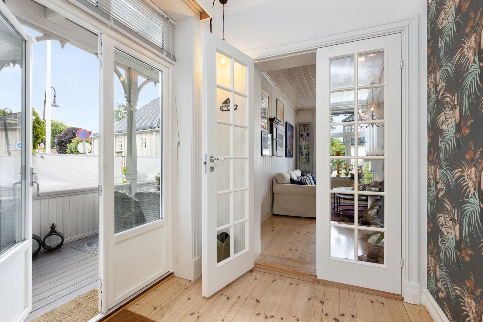 Mellomgang fra stuen til egen soveromsavdeling med hovedsoverom og bad, samt utgang til terrassen. Galleribilde