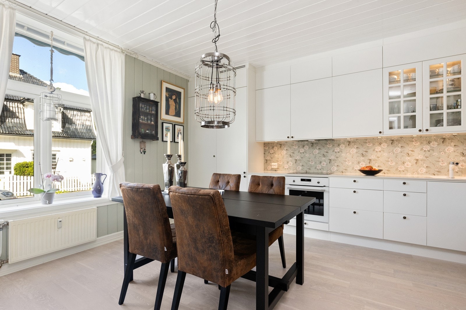 Lekkert, stilfullt kjøkken med plass til å dekke langbord. Galleribilde