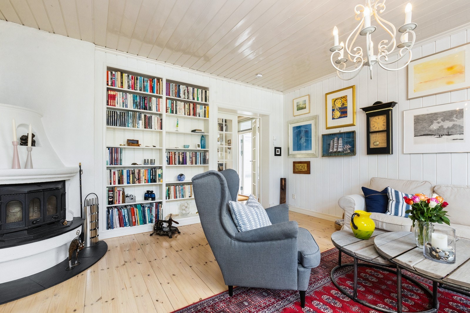 Praktiske plassbyge hyller i stuen. Galleribilde