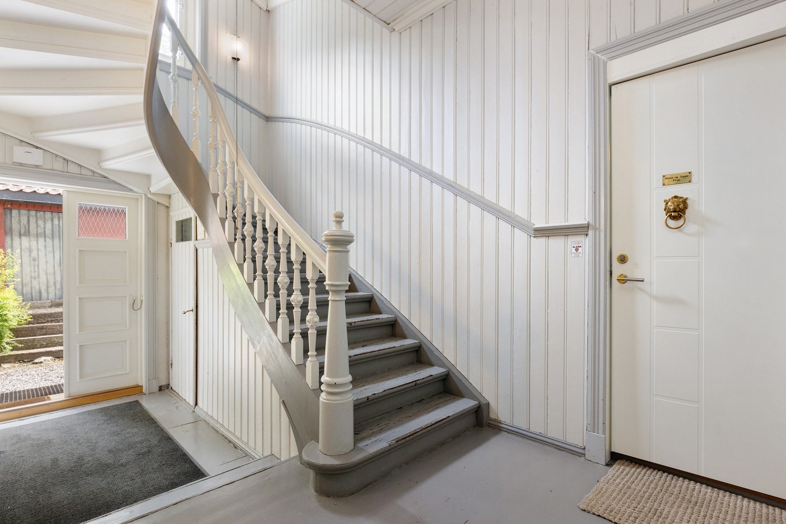 Enkel adkomst via hovedinngang, til leiligheten som ligger i byggets første etasje. Galleribilde