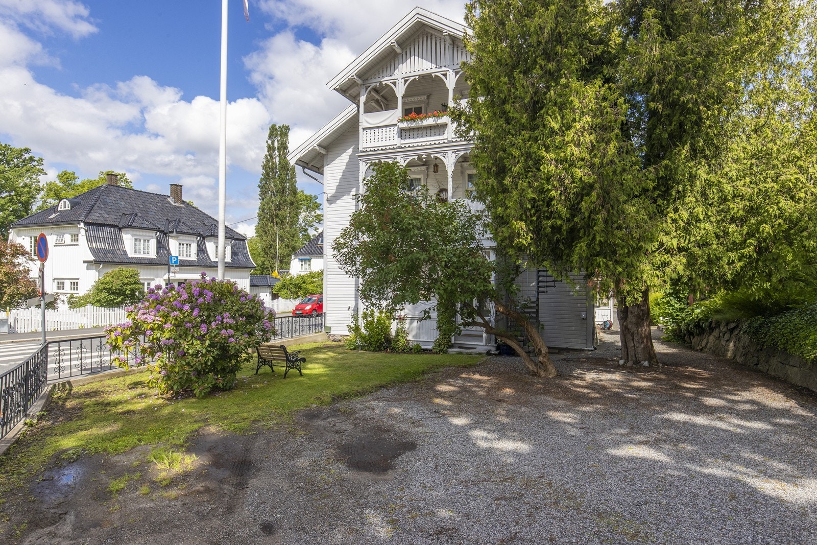 Felles gårdsplass med en disponibel parkeringsplass. Galleribilde