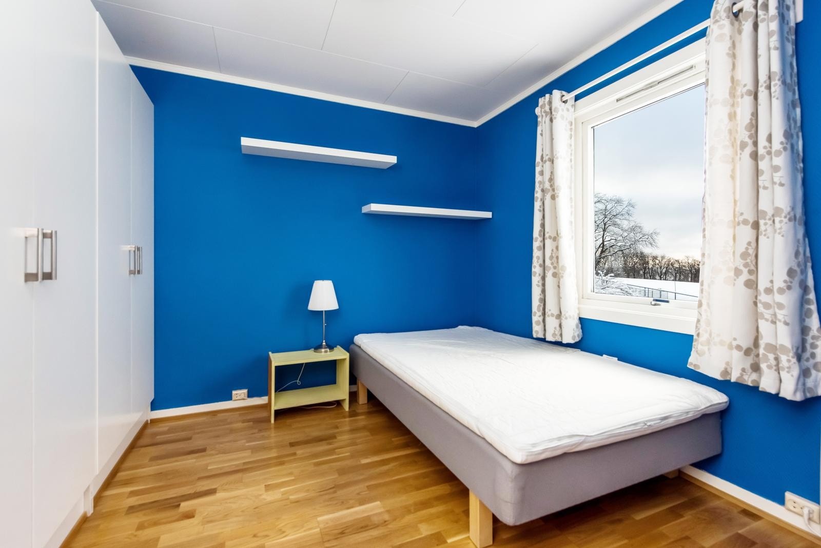 Soverom med god plass til dobbeltseng Galleribilde