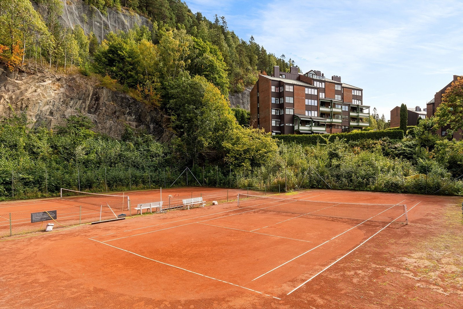 Tennisbanen på baksiden av bygget kan benyttes av sameierne Galleribilde
