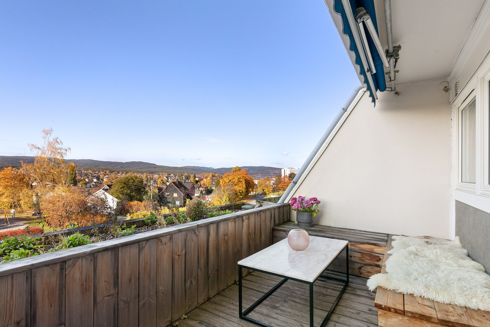 Romslig terrasse med meget gode solforhold. Markiseduk skal skiftes i nær fremtid Galleribilde