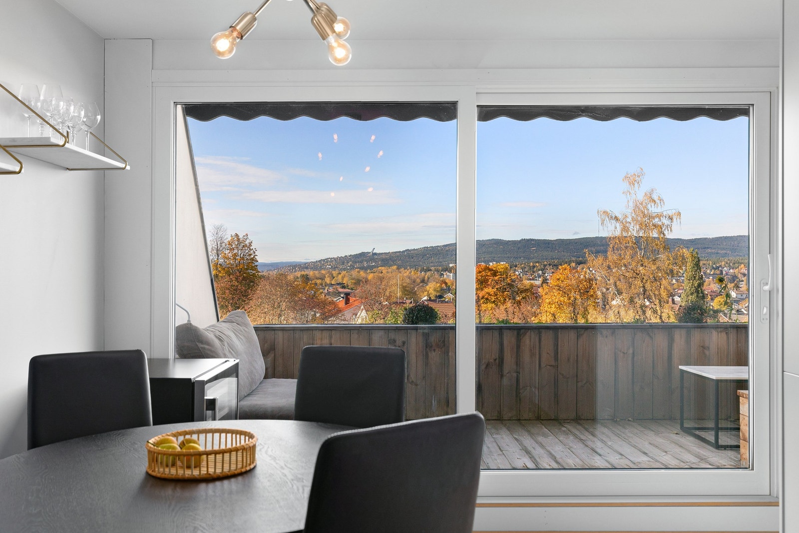 Velkommen til Grefsenkollveien 12C, en pent oppusset 2-roms med heis, p-plass og en stor terrasse med nydelig utsikt og optimale solforhold! Galleribilde