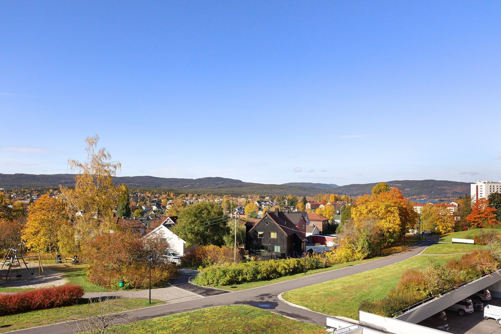 Sameiet eier stor tomt på forsiden av bygget uten trafikk og det er utsikt inn mot Maridalsalpene, Maridalsvannet, Tryvann og Holmenkollen Galleribilde