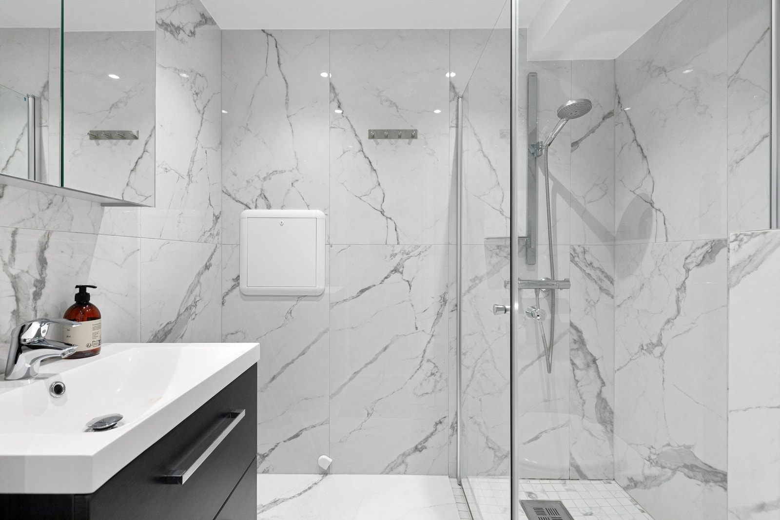 Badet ble pusset opp i 2021 med delikate fliser og moderne innredning Galleribilde
