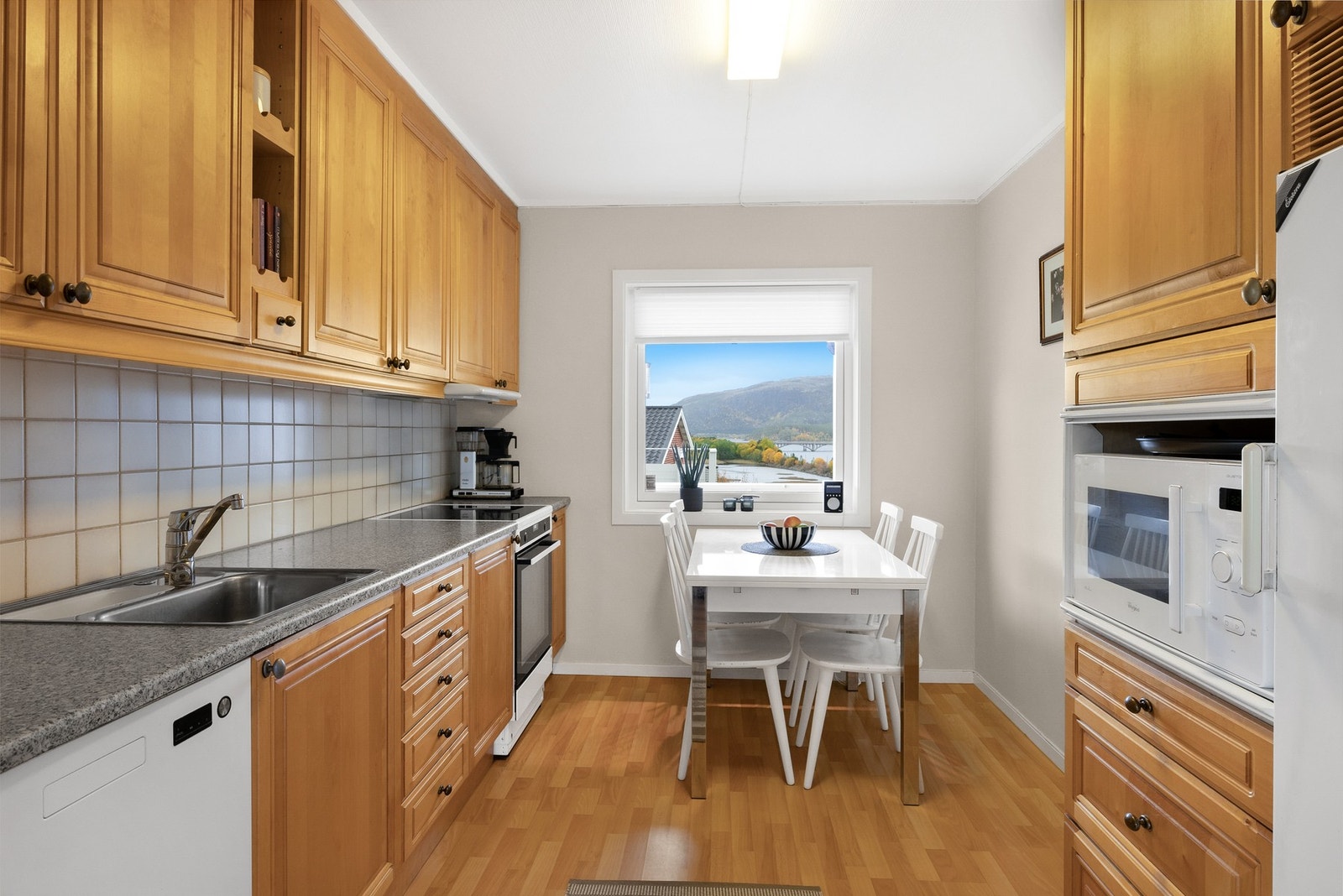 Tradisjonelt kjøkken med god skapplass. Flott utsikt til utløpet av Namsen! Galleribilde