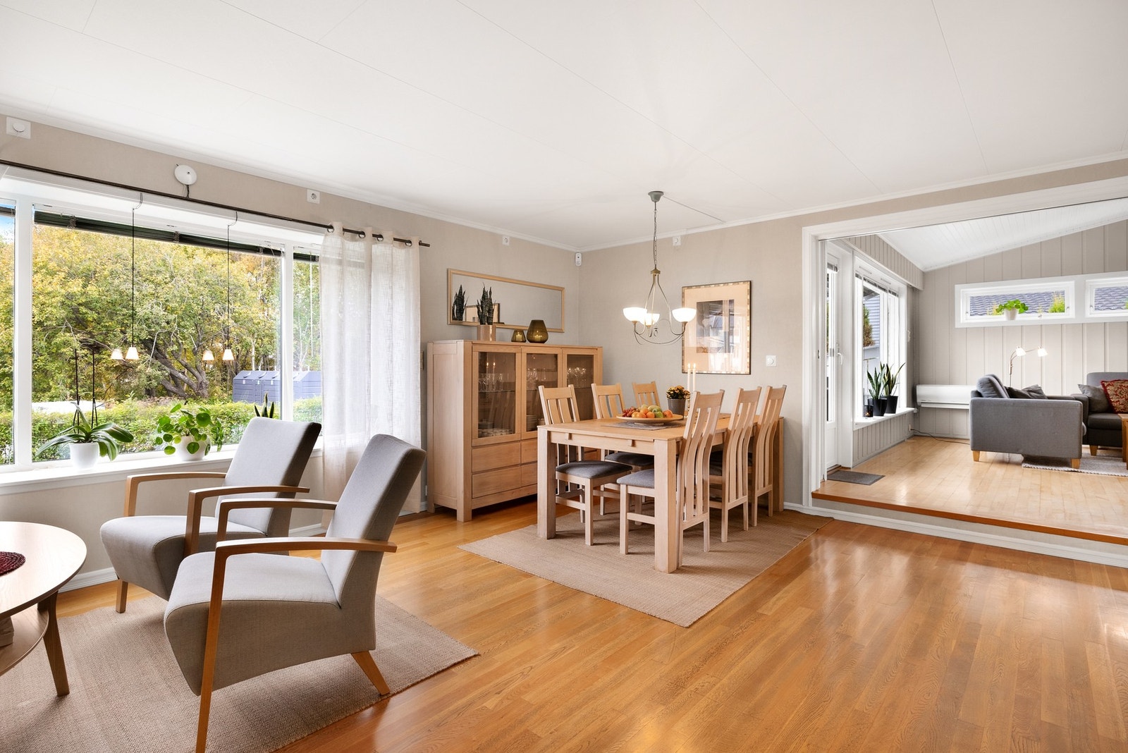 Romslig stue med god romfølelse Galleribilde